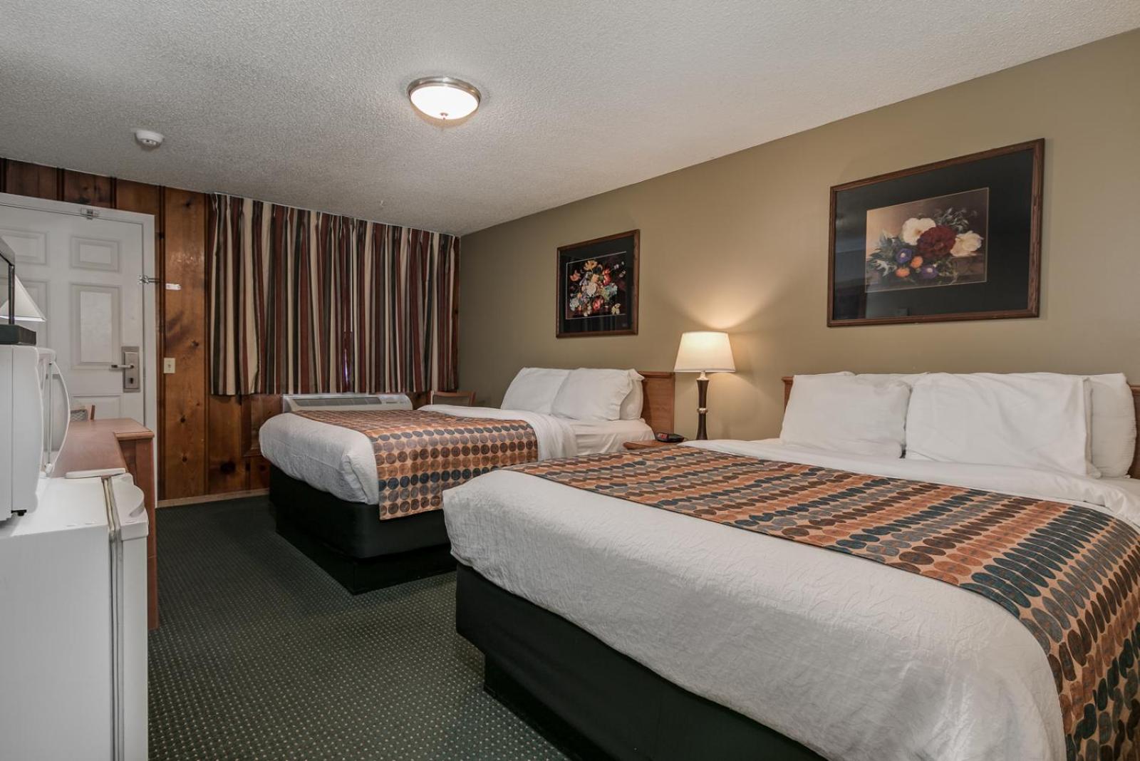 Queen Room with Two Queen Beds - Photo 2
