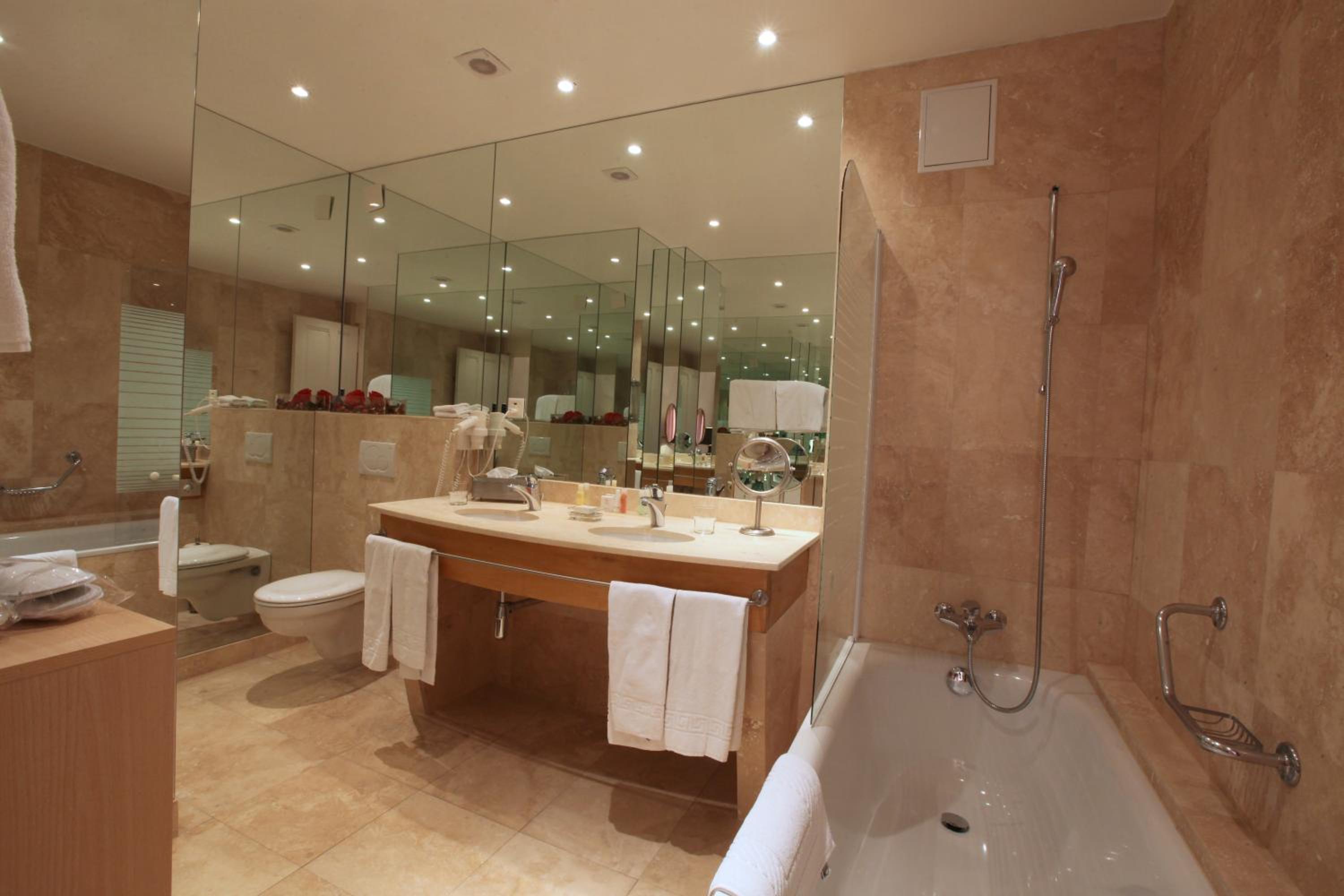 Deluxe Double Room with Balcony and Lake View - Photo 5
