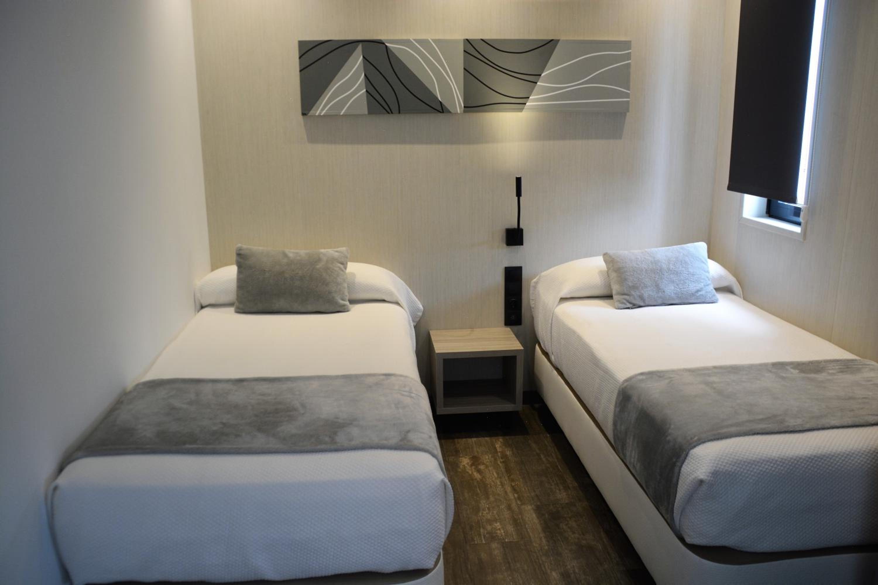 Twin Room with Private Bathroom - Photo 35