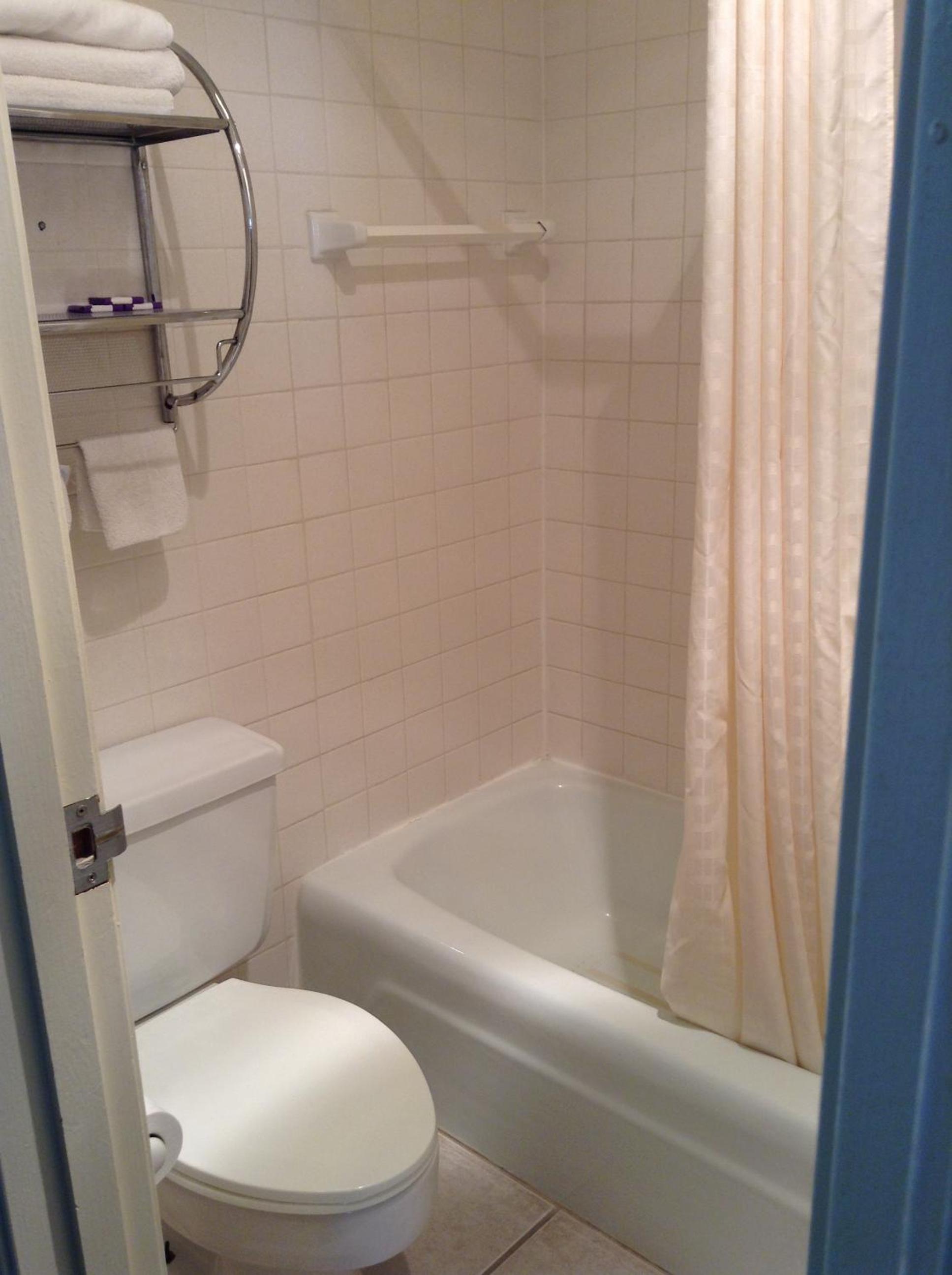 King Room- Non-Smoking - Photo 8