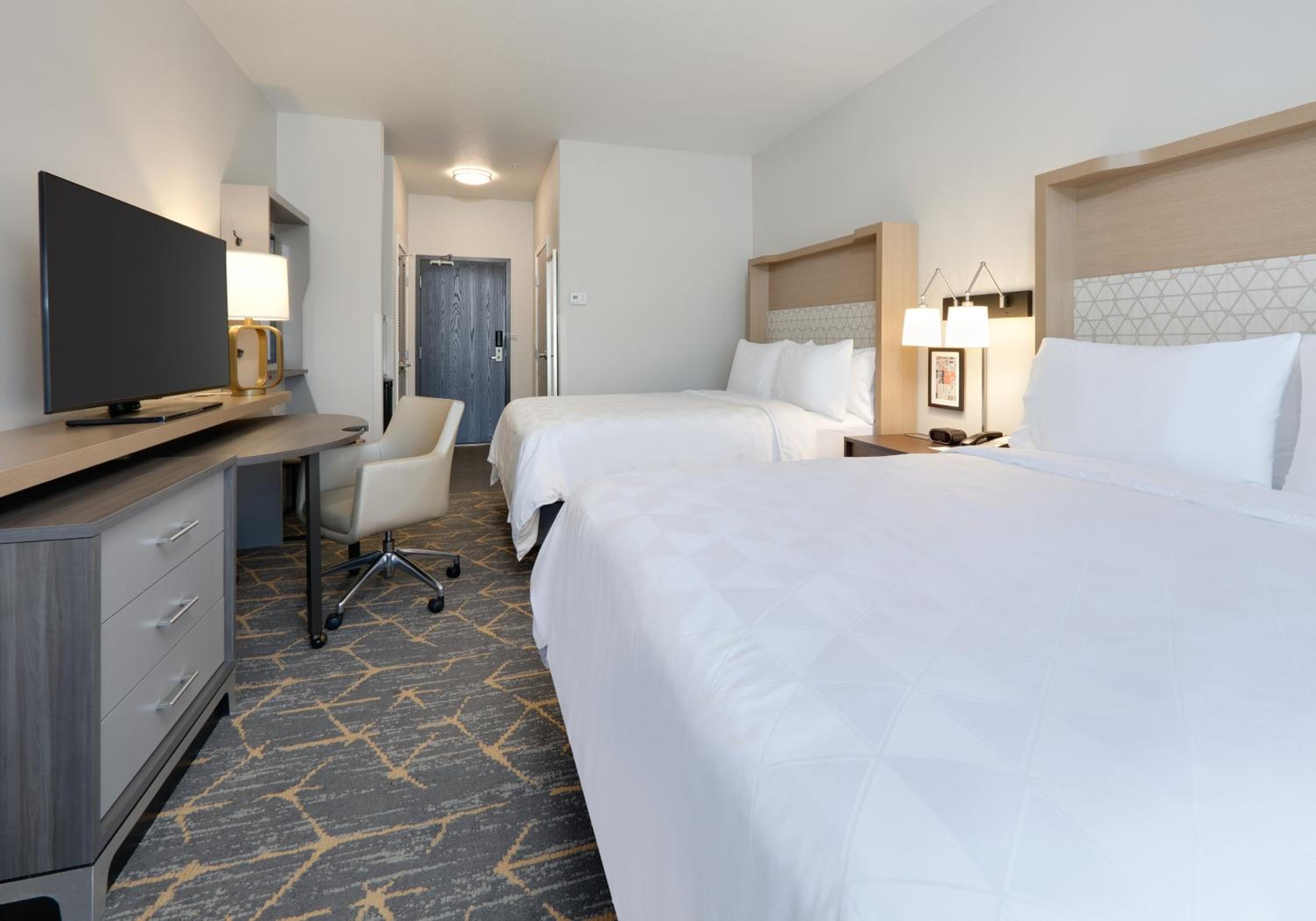 Standard Room with Two Queen Beds - Photo 4