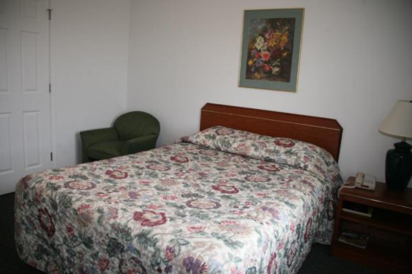 Queen Room with Kitchenette photo 1