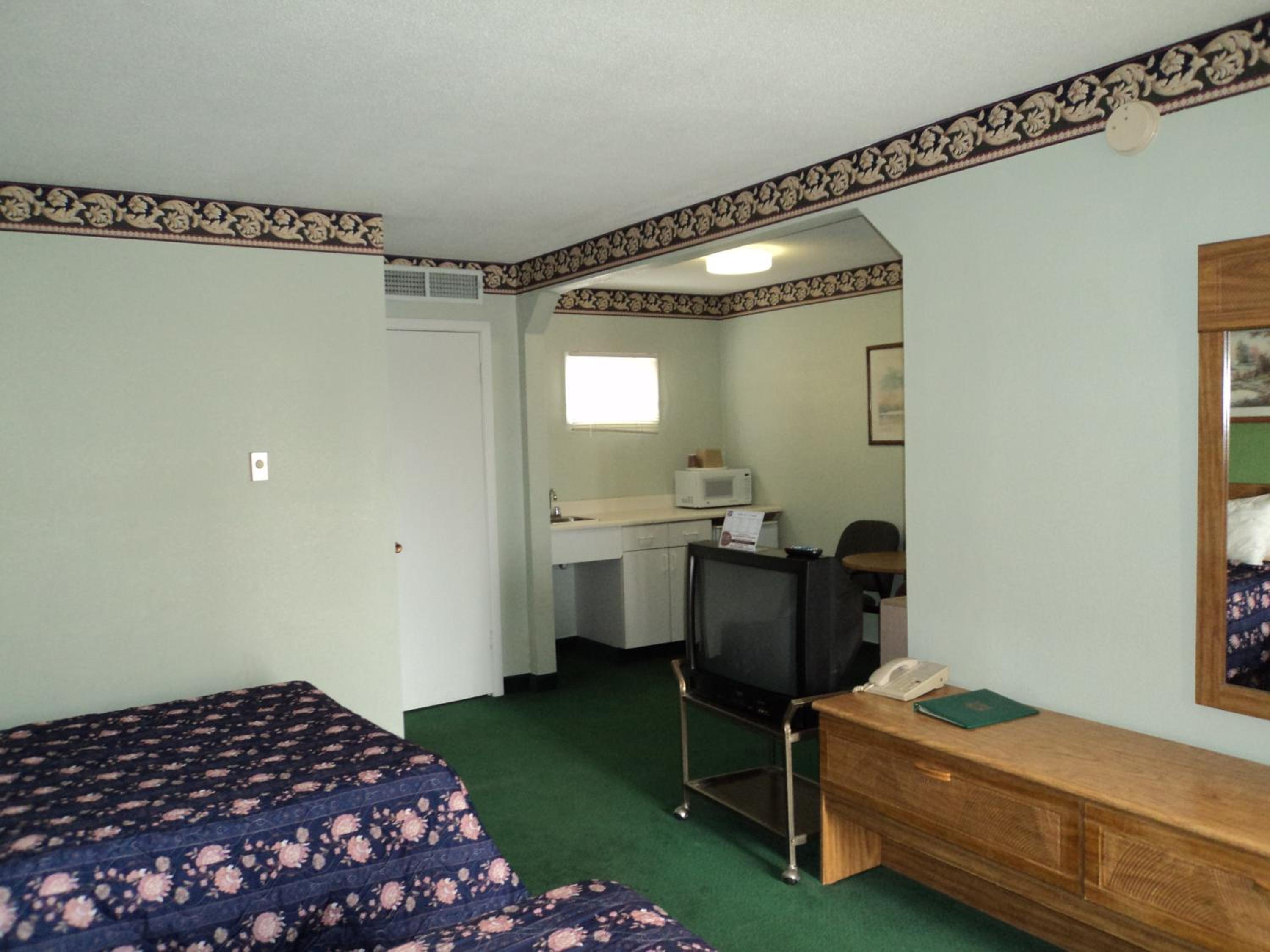 Queen Room with Two Queen Beds - Non-Smoking - Photo 4