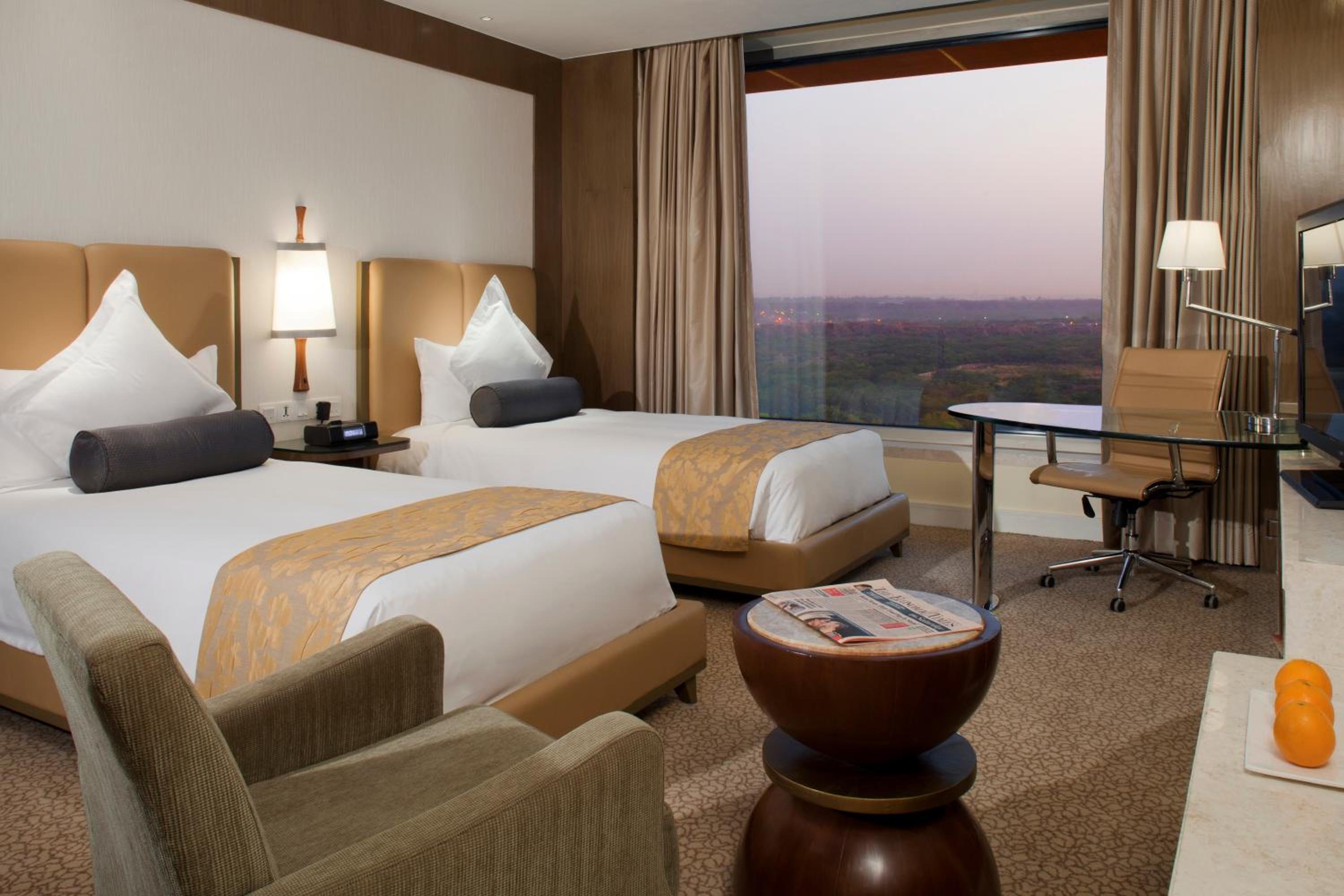 Standard Twin Room - Top Floor/Lounge Access - Photo 2