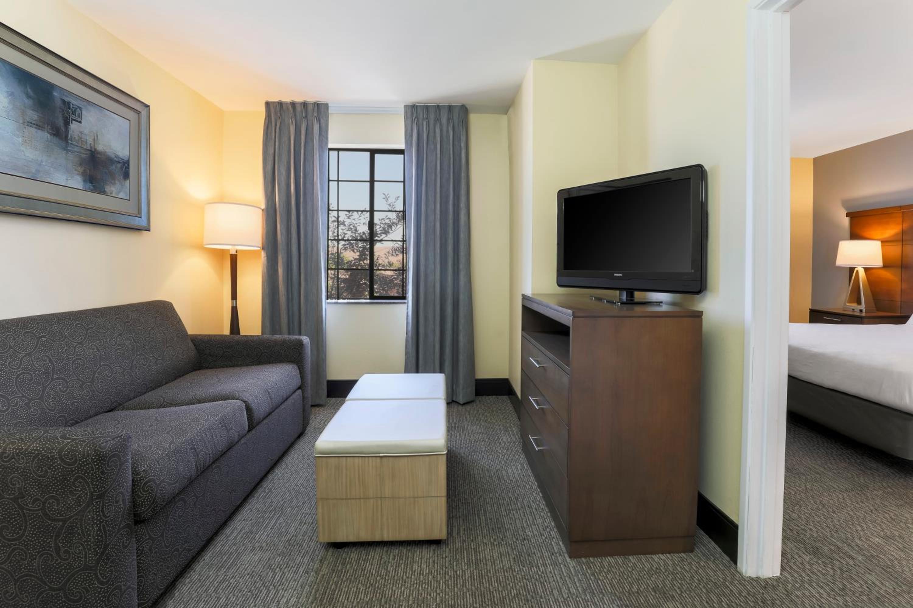 One-Bedroom Queen Suite with Sofa Bed - Disability Access - Photo 2