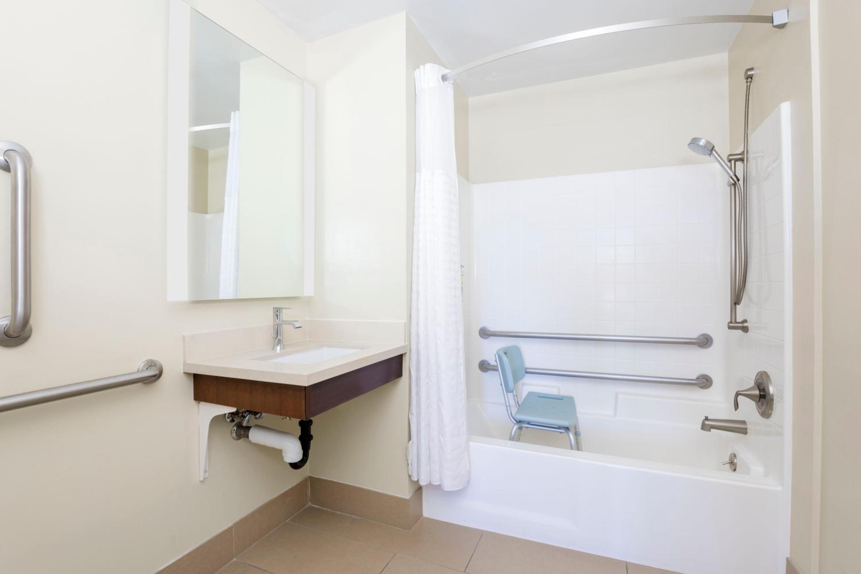 One-Bedroom Queen Suite with Sofa Bed - Disability Access - Photo 4
