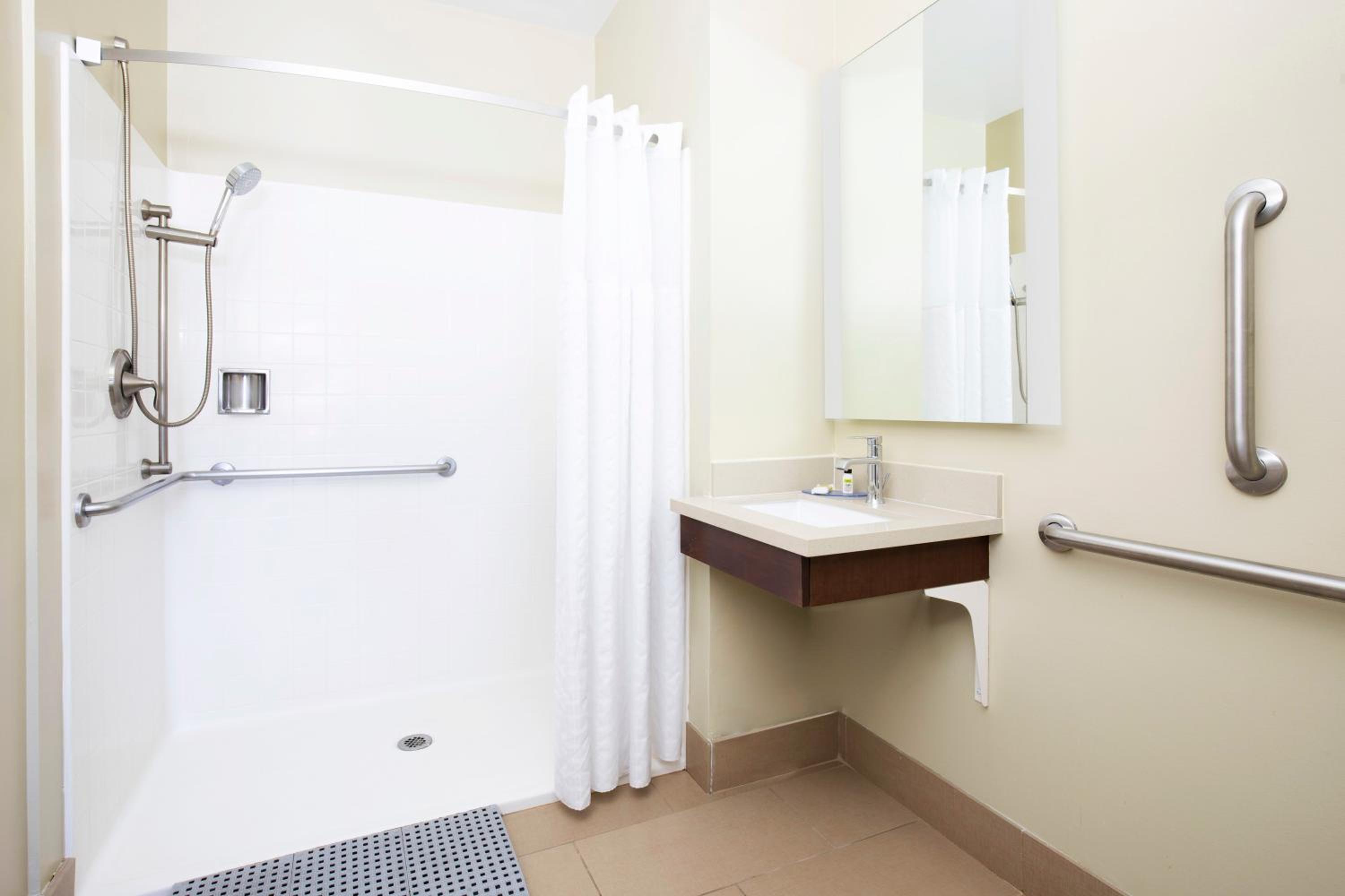 Queen Room with Accessible Roll In Shower - Non-Smoking - Photo 4