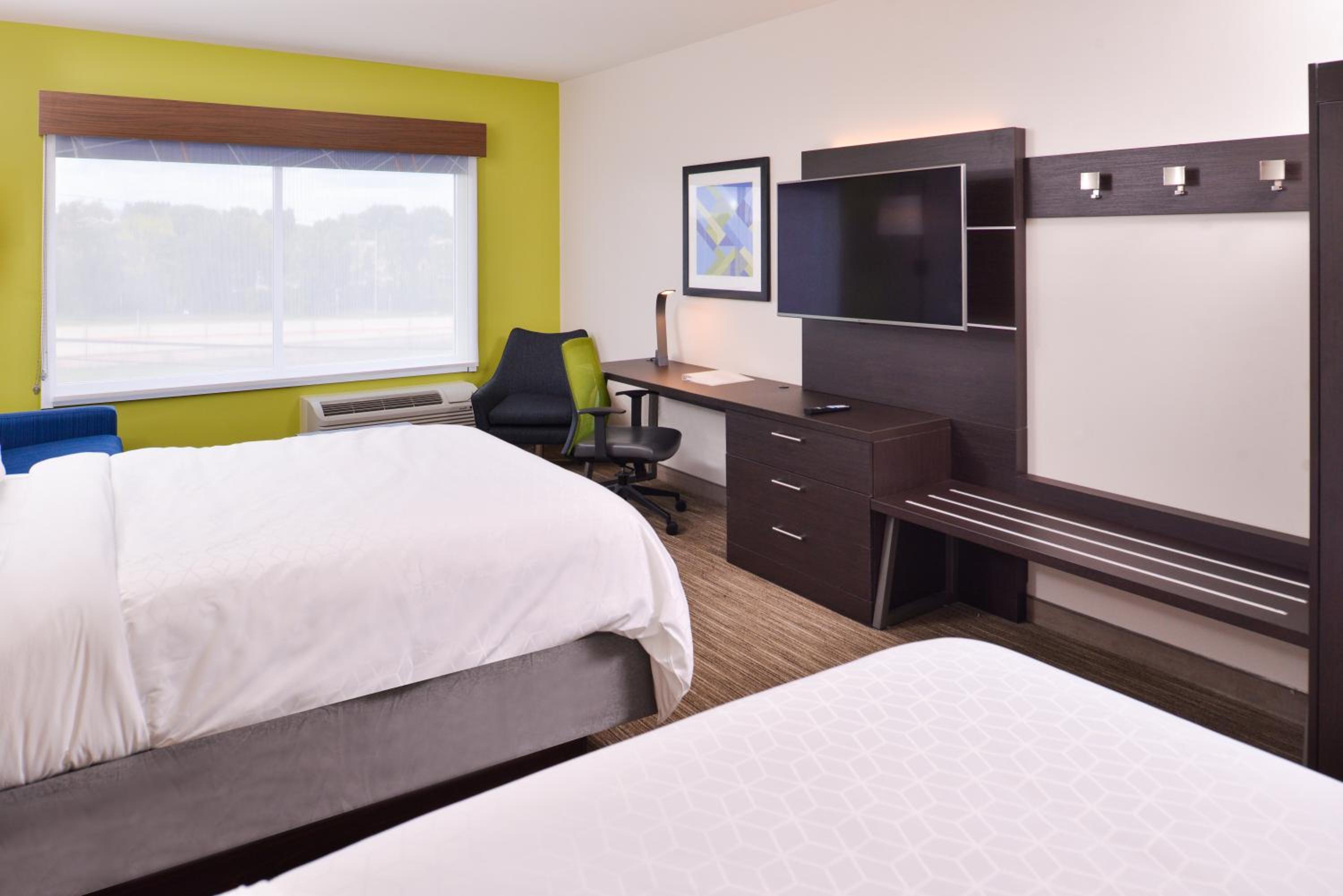 Standard Queen Room with Two Queen Beds - Photo 8