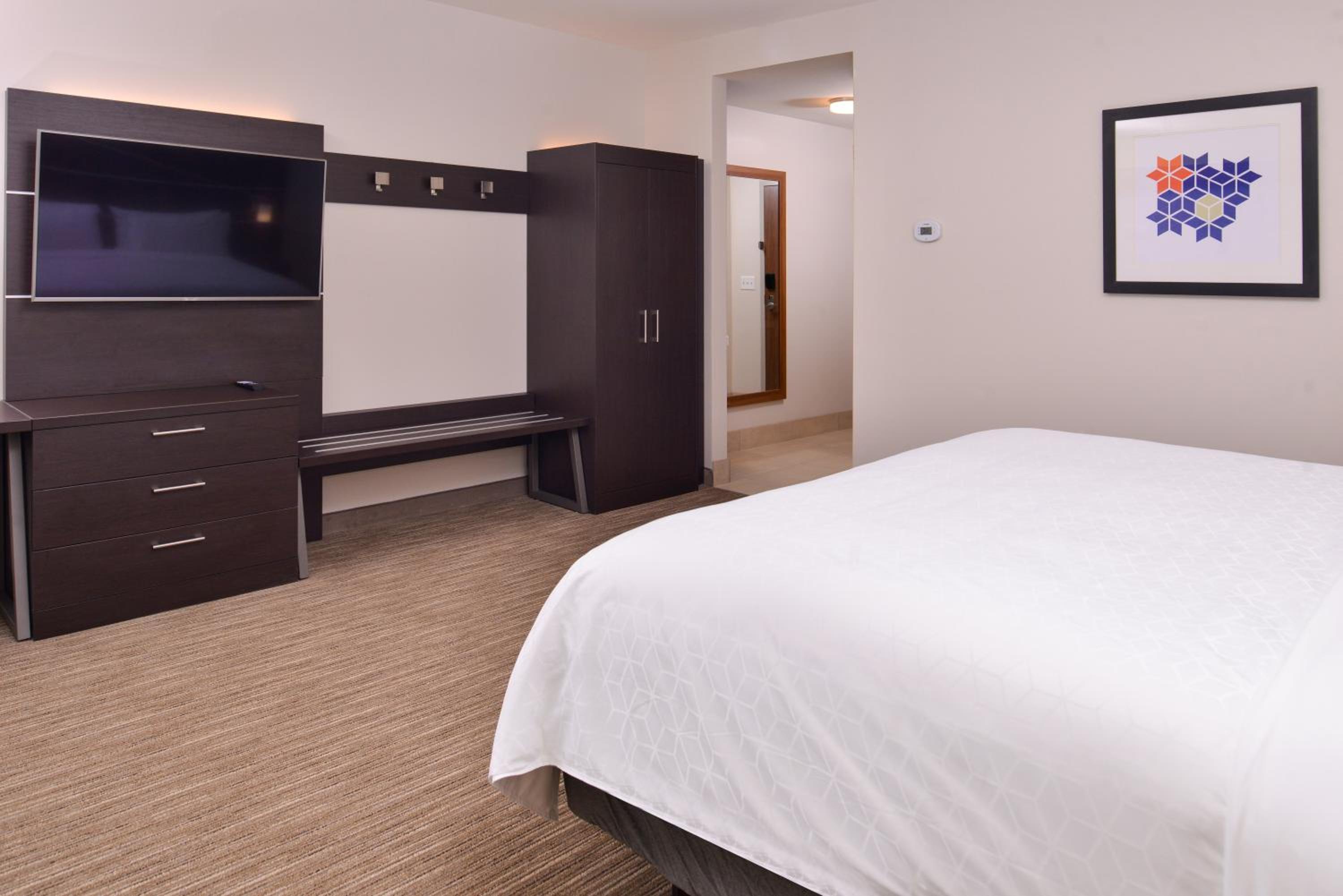 Standard King Room with Roll-in Shower - Mobility Accessible - Photo 4