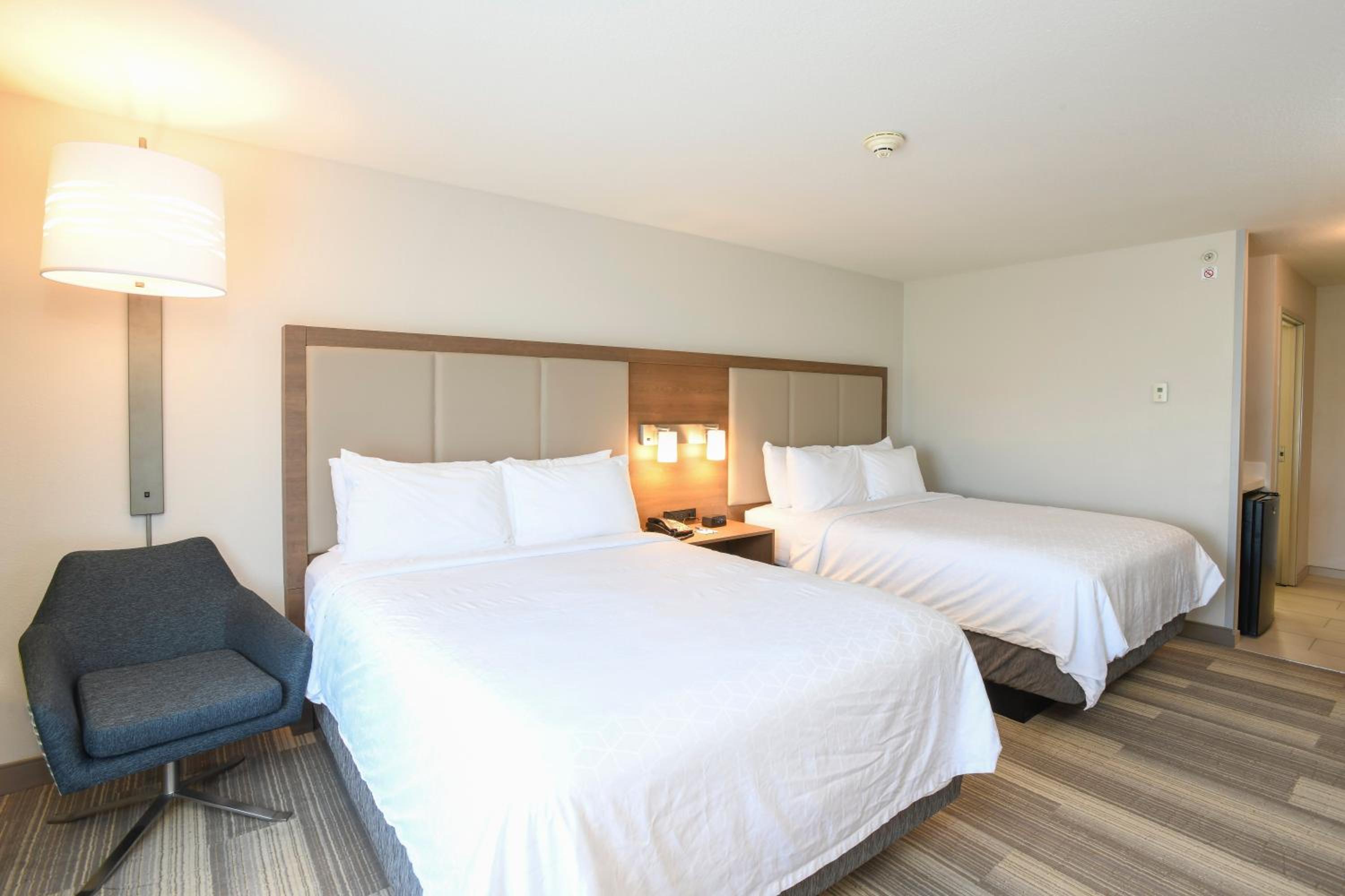 Standard Room with Two Queen Beds - Photo 3