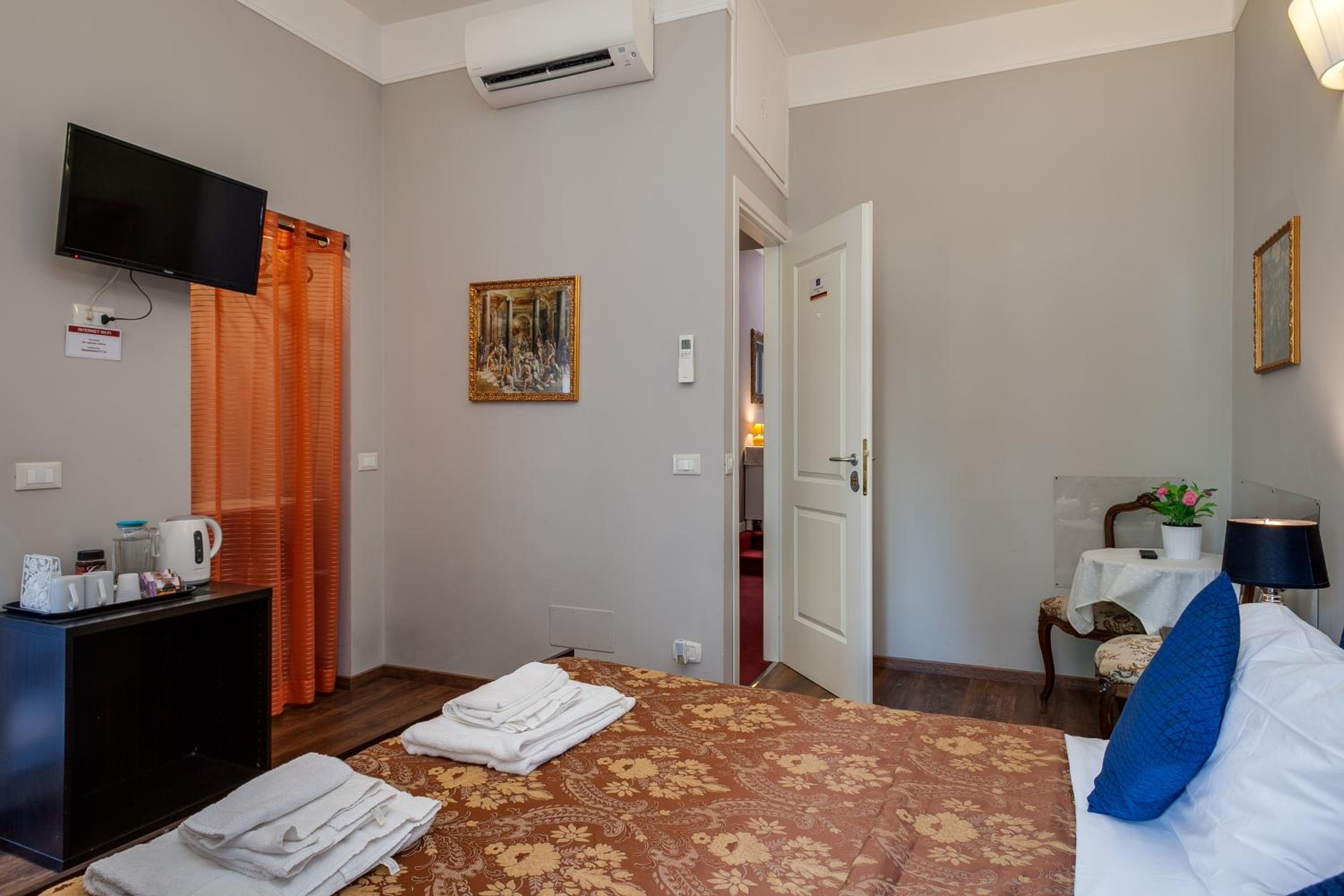 Double Room with Private Bathroom photo 2