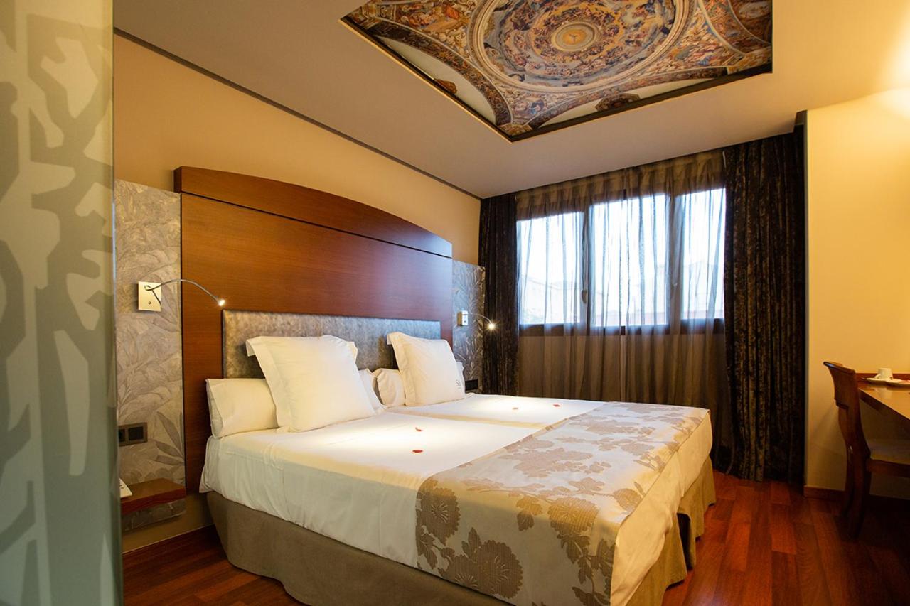 Twin Room - Photo 18