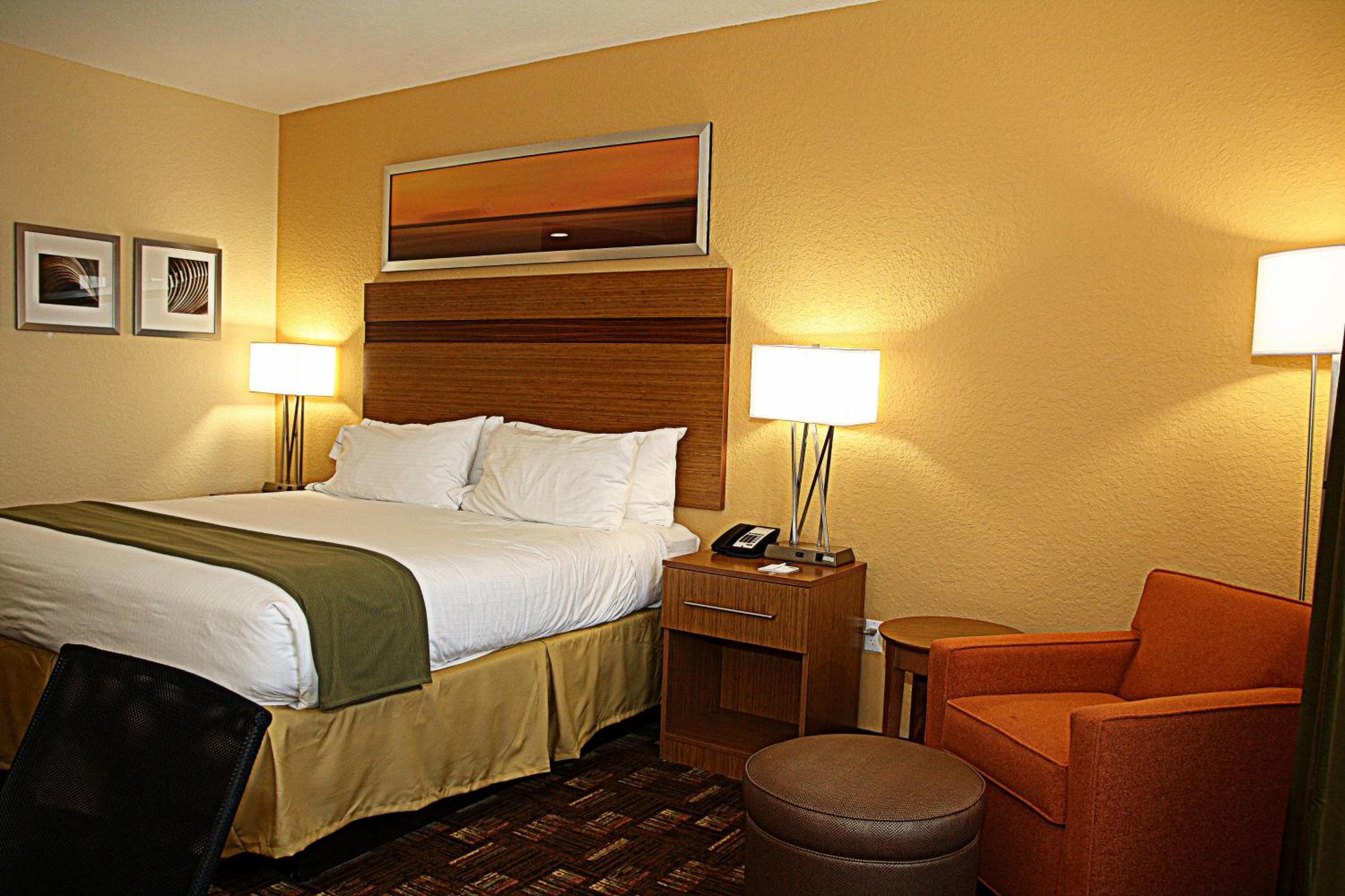 King Suite with Roll-In Shower - Disability Access/Non-Smoking - Photo 5
