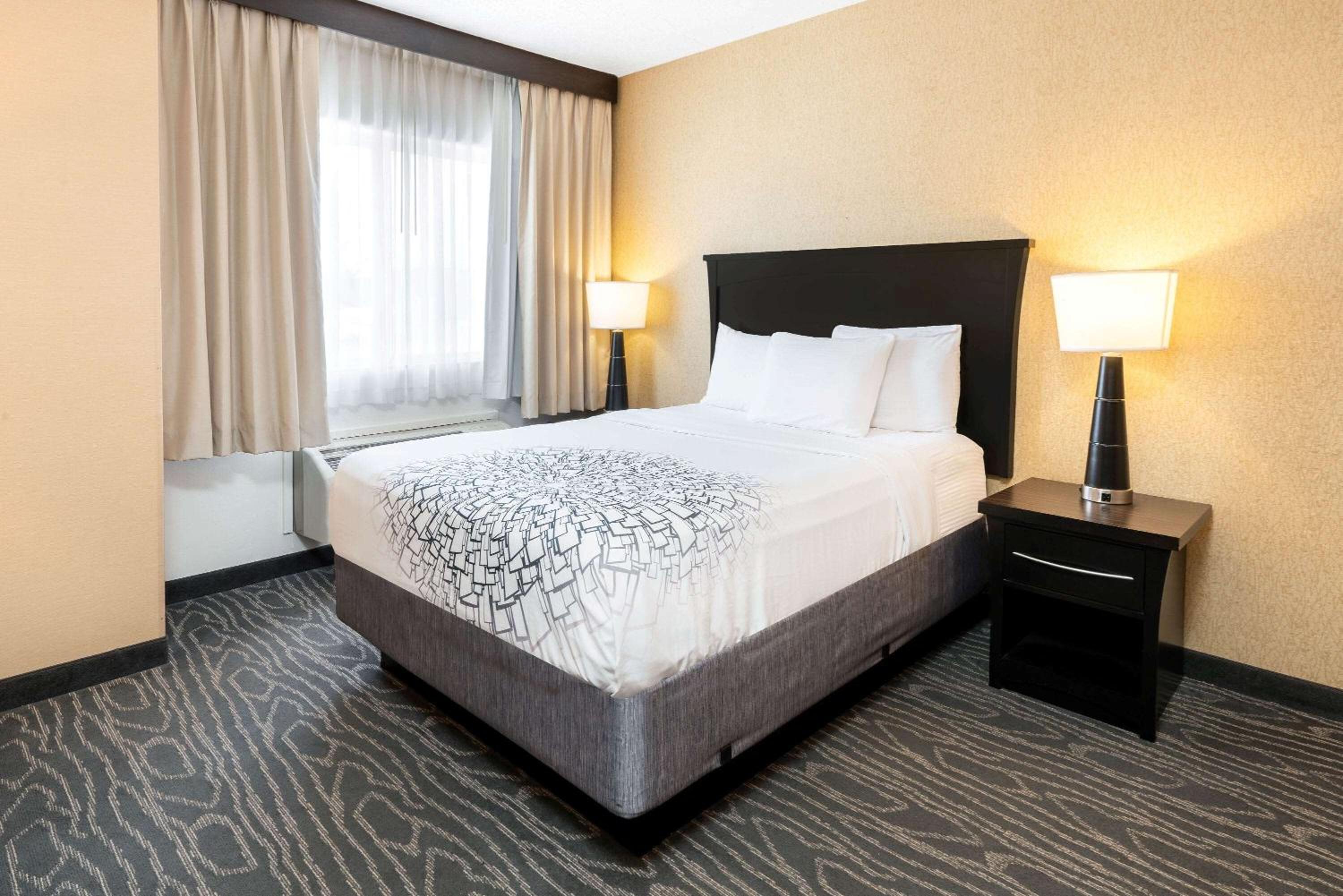 Queen Room with Mountain View - Mobility Access/Non-Smoking - Photo 1