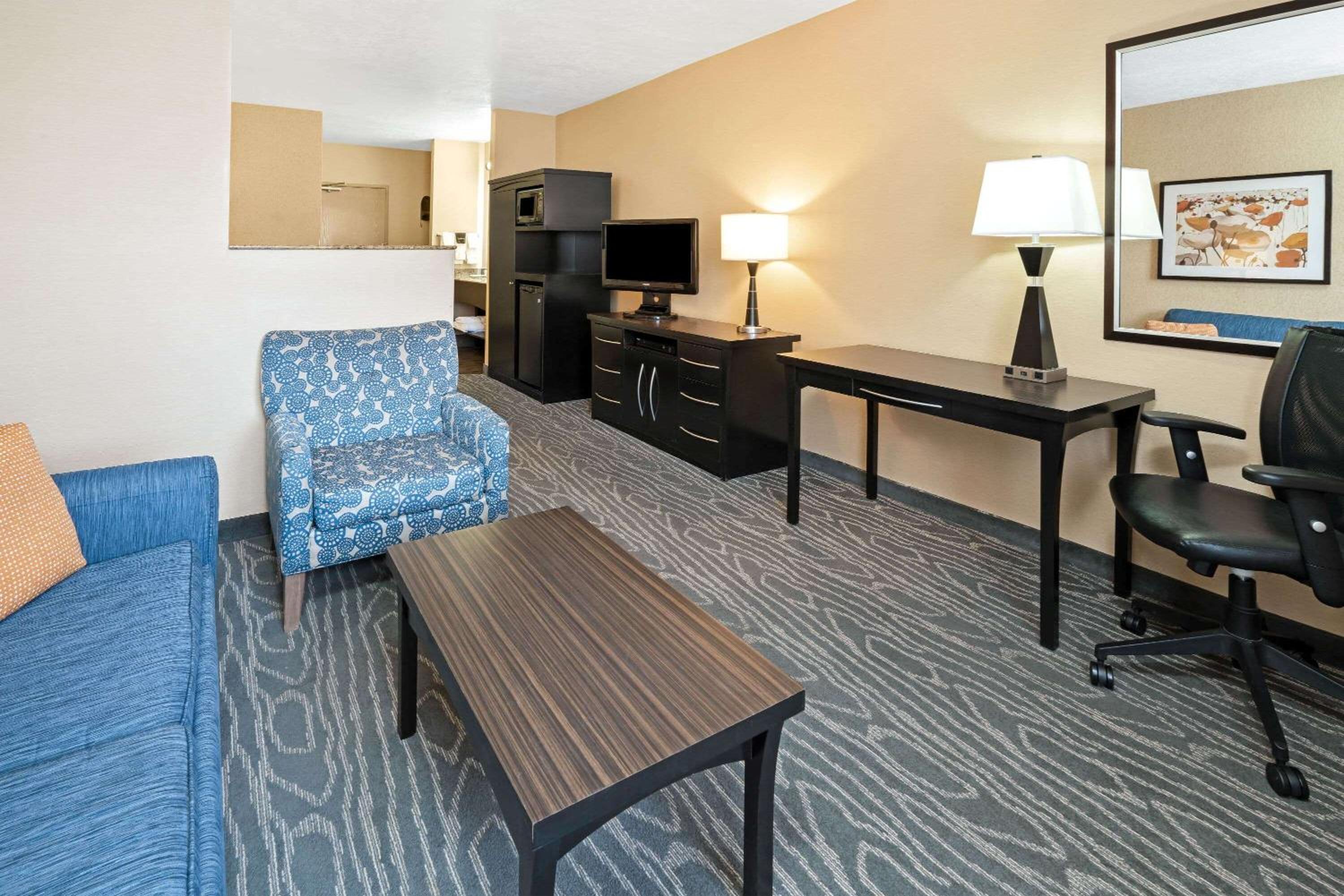 Executive King Room - Non-Smoking - Photo 2