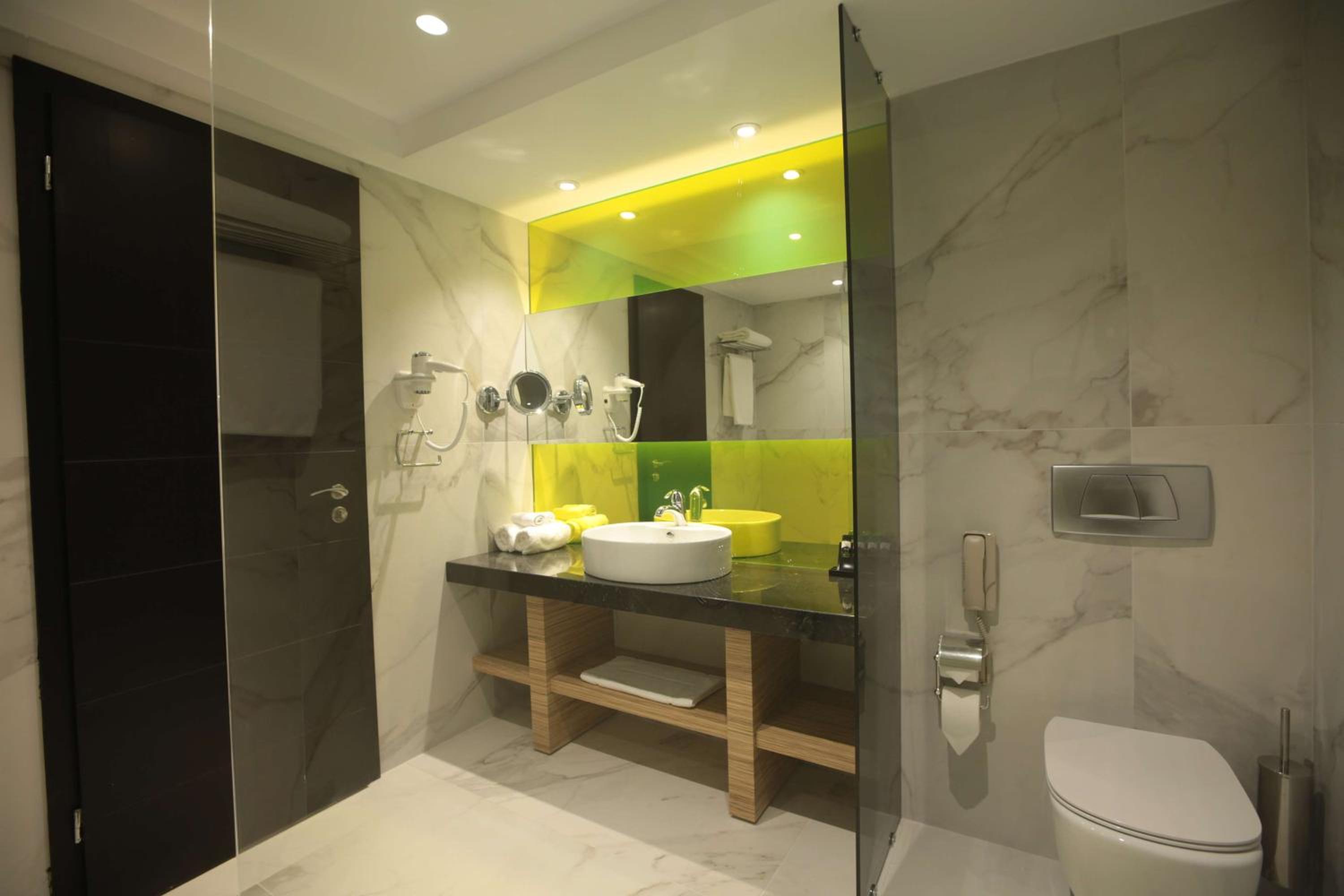 Junior Suite with City View - Photo 8