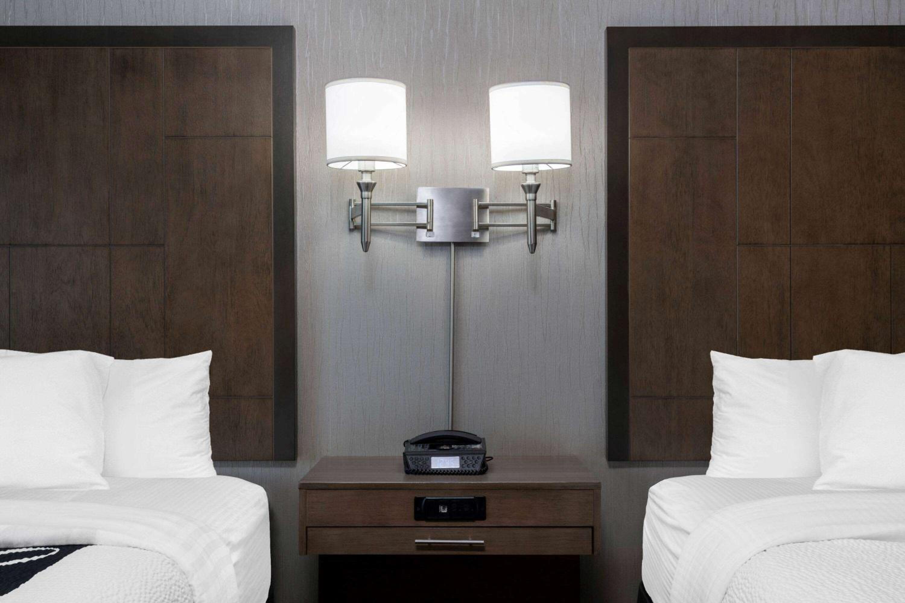 Queen Room with Two Queen Beds - Photo 4