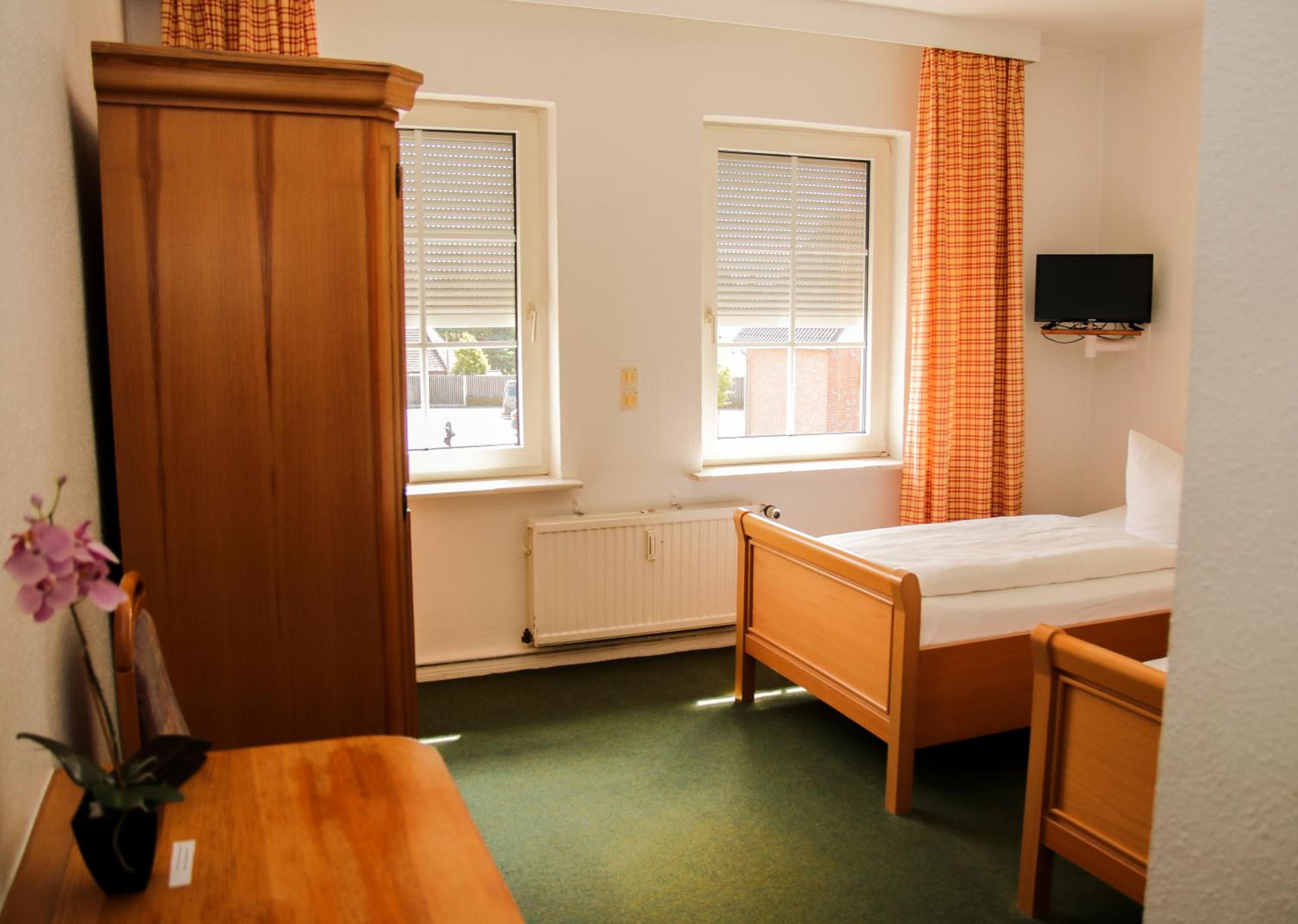Twin Room with Private Bathroom - Photo 3