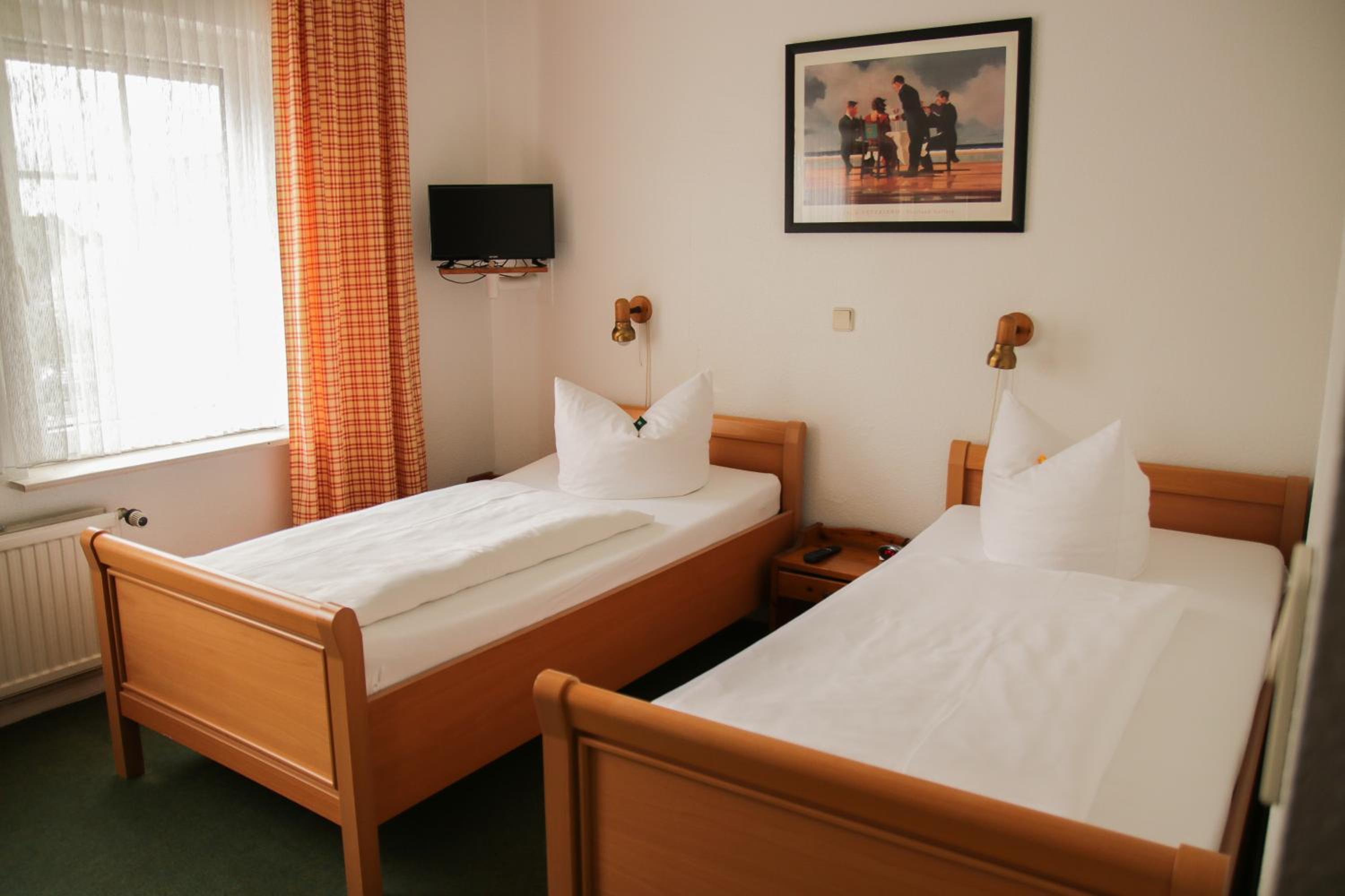 Double Room with Private Bathroom - Photo 2