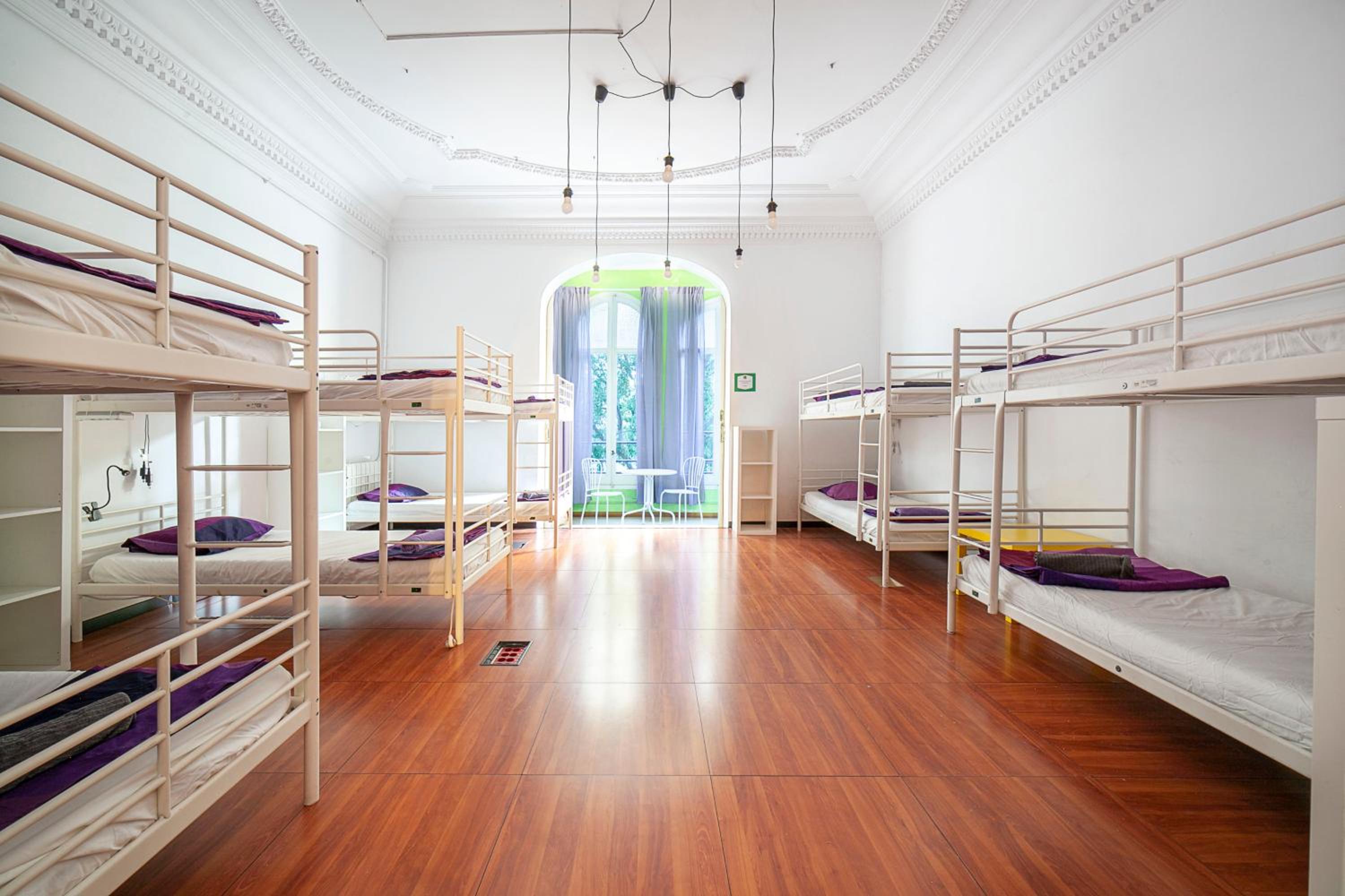 Cama en Dormitorio Mixto de 10 Camas