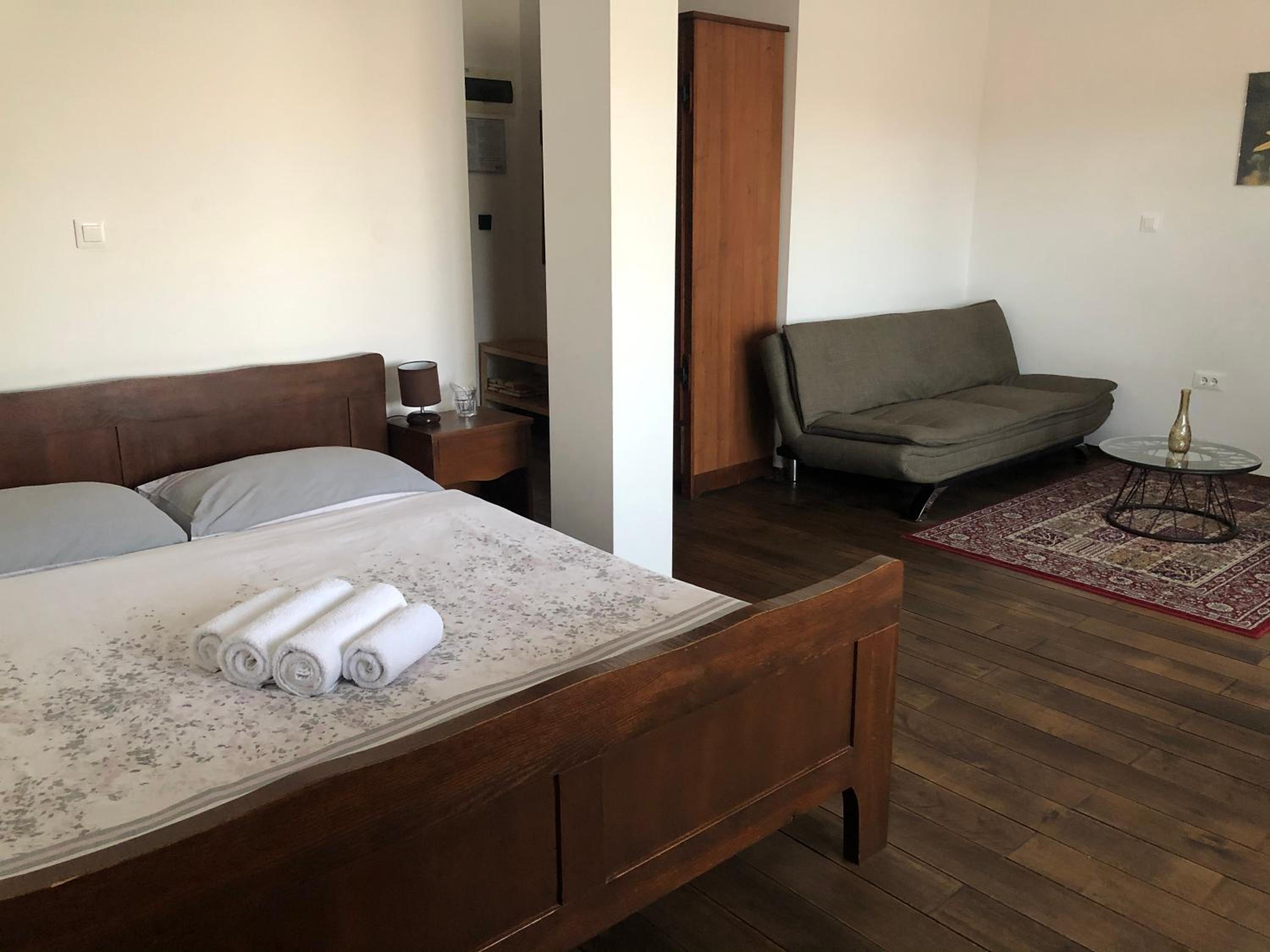 Double Room with Balcony - Photo 6