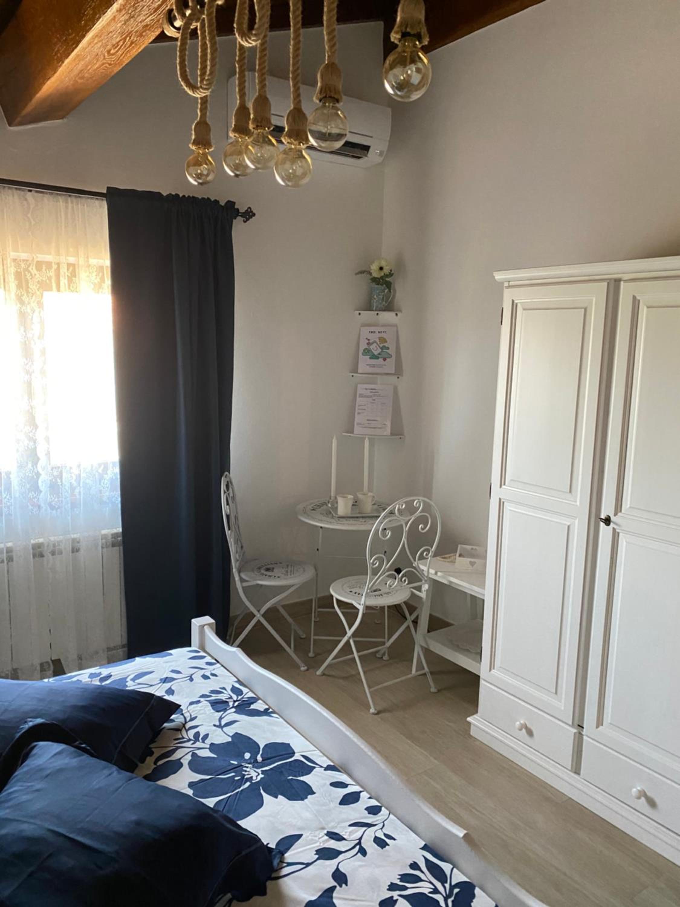 Large Double Room - Photo 19