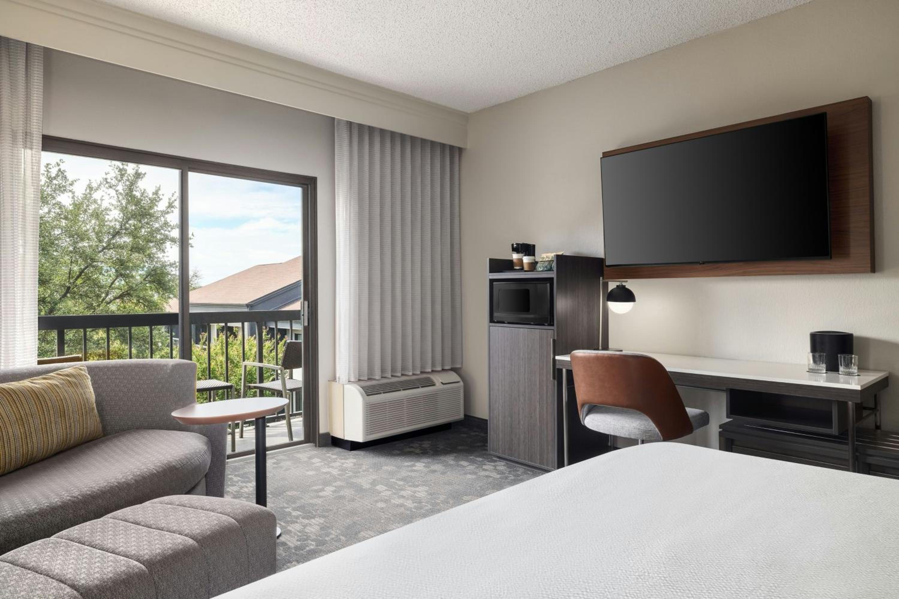 King Room with Bathtub and Sofa Bed - Mobility Access