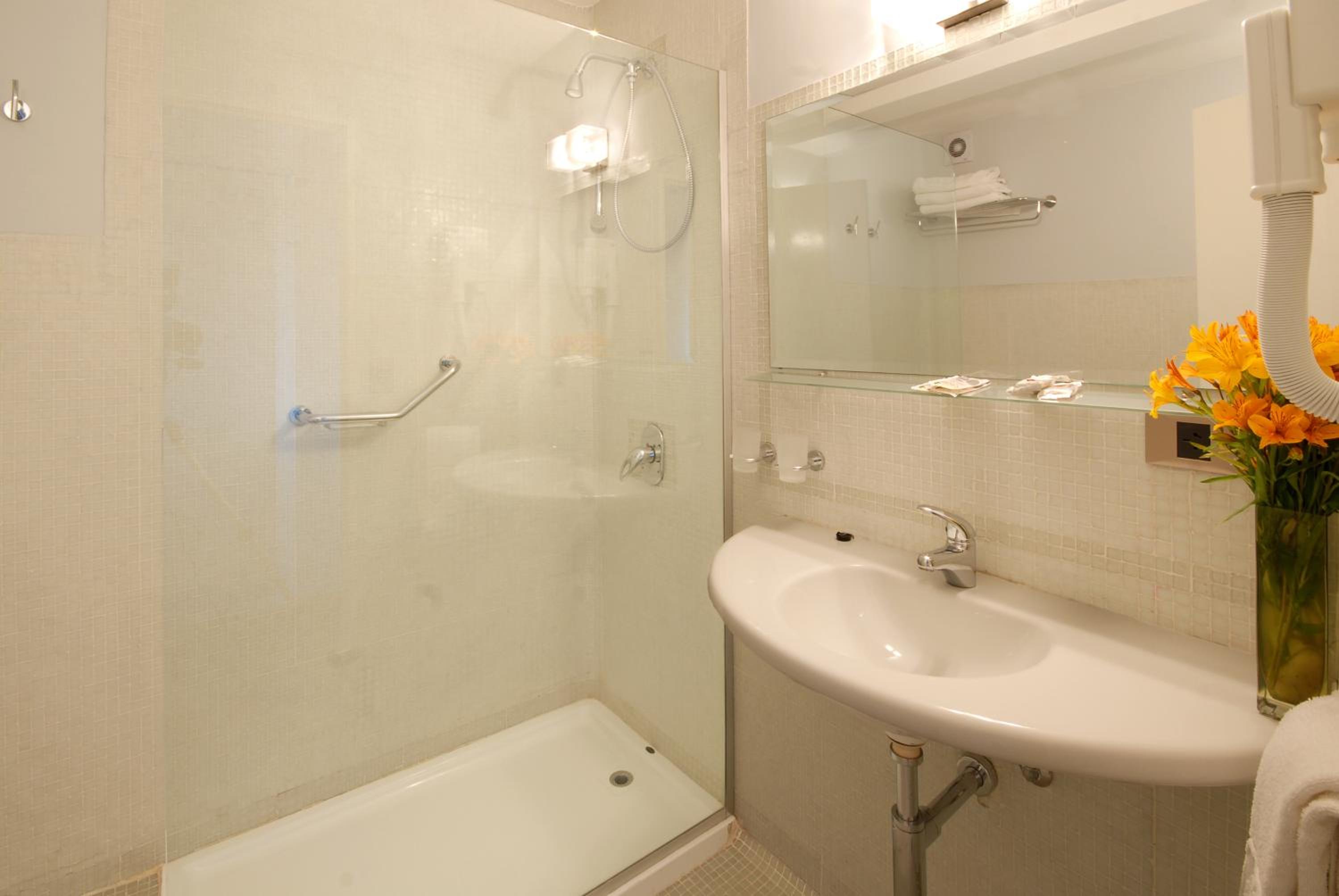 Double or Twin Room with Lake View photo 3