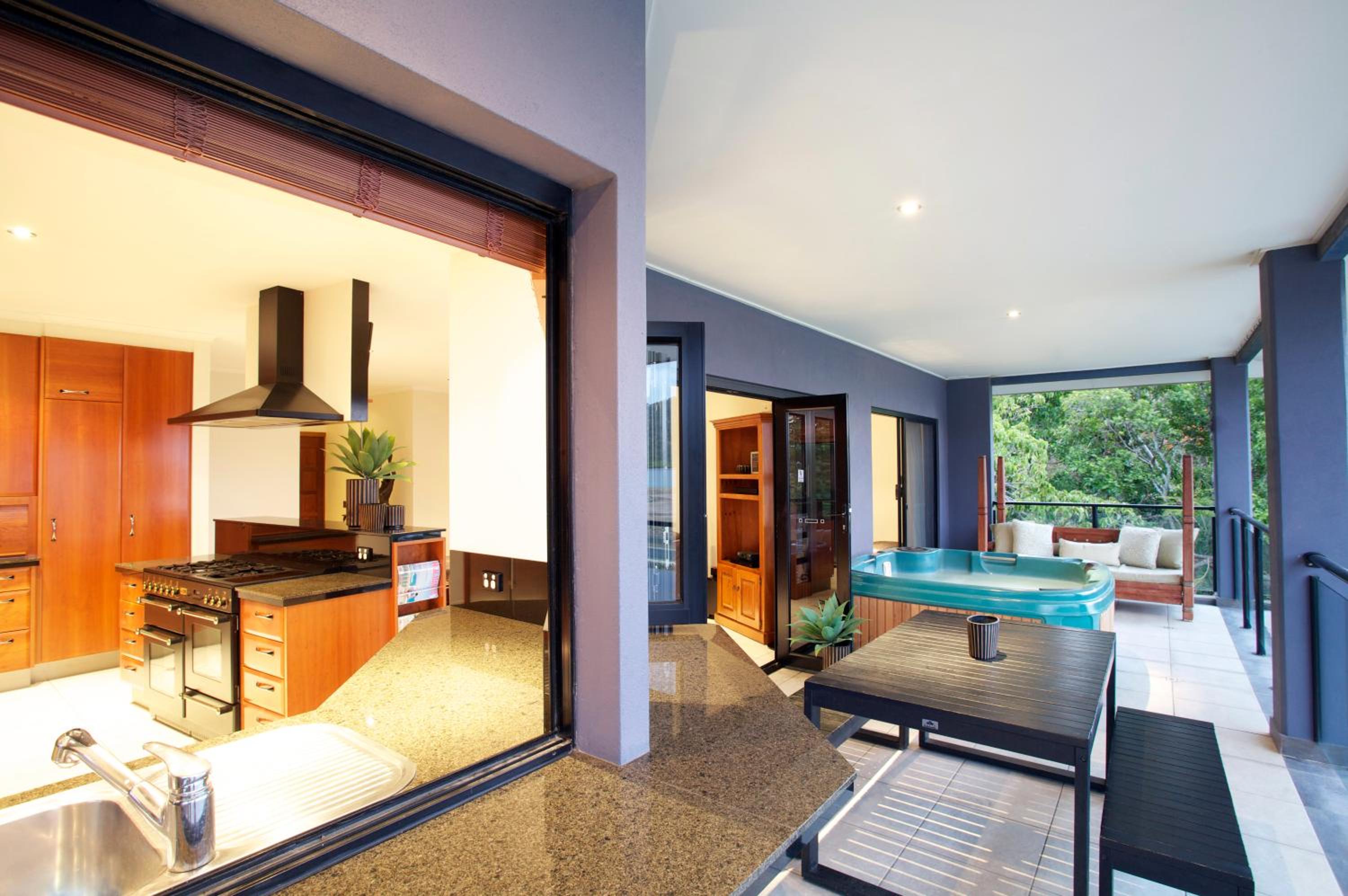 Three Bedroom Two Bathroom Top Floor Penthouse with Balcony Jacuzzi, photo 6