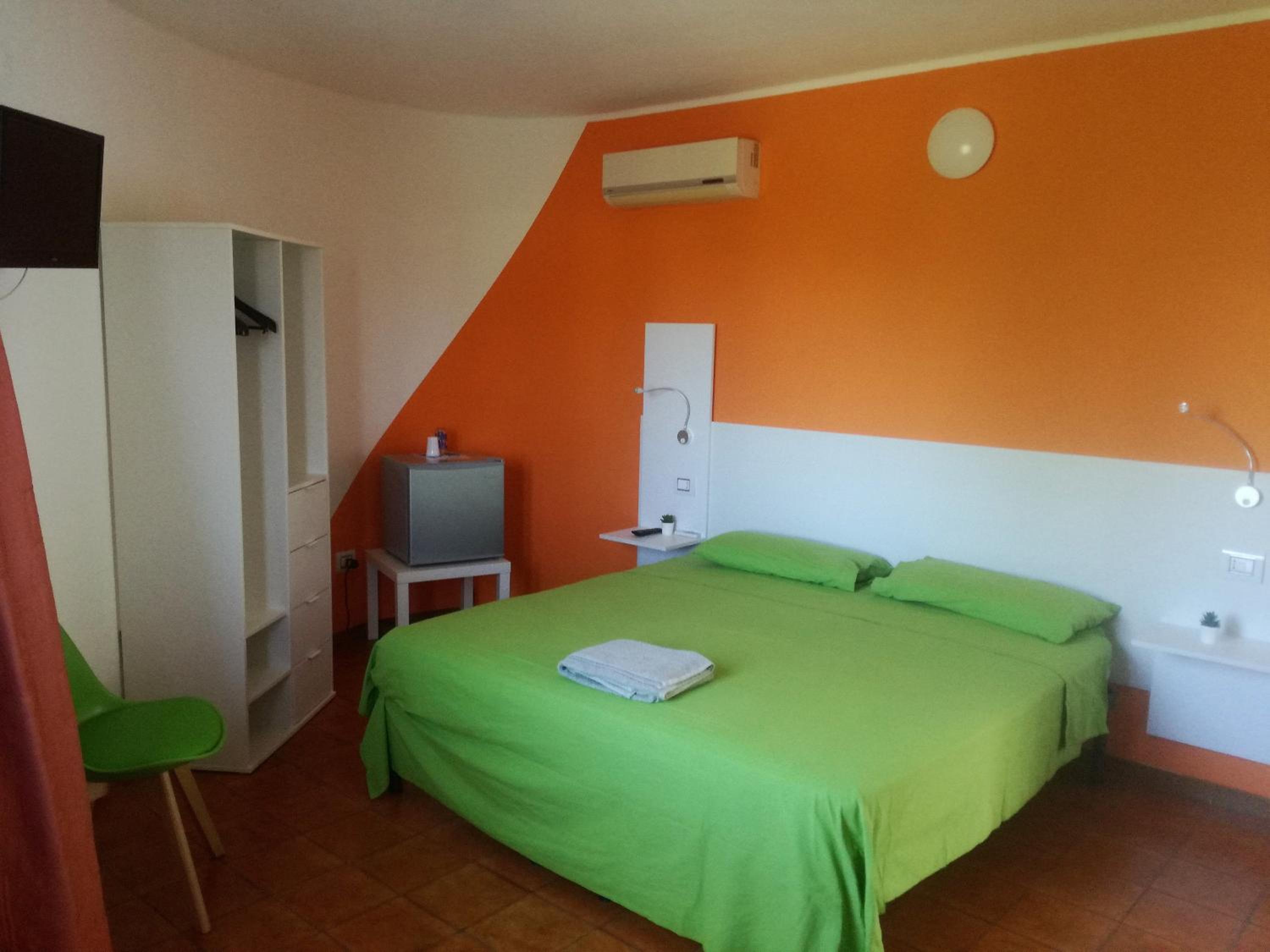 Deluxe Double Room with Shower - Photo 8