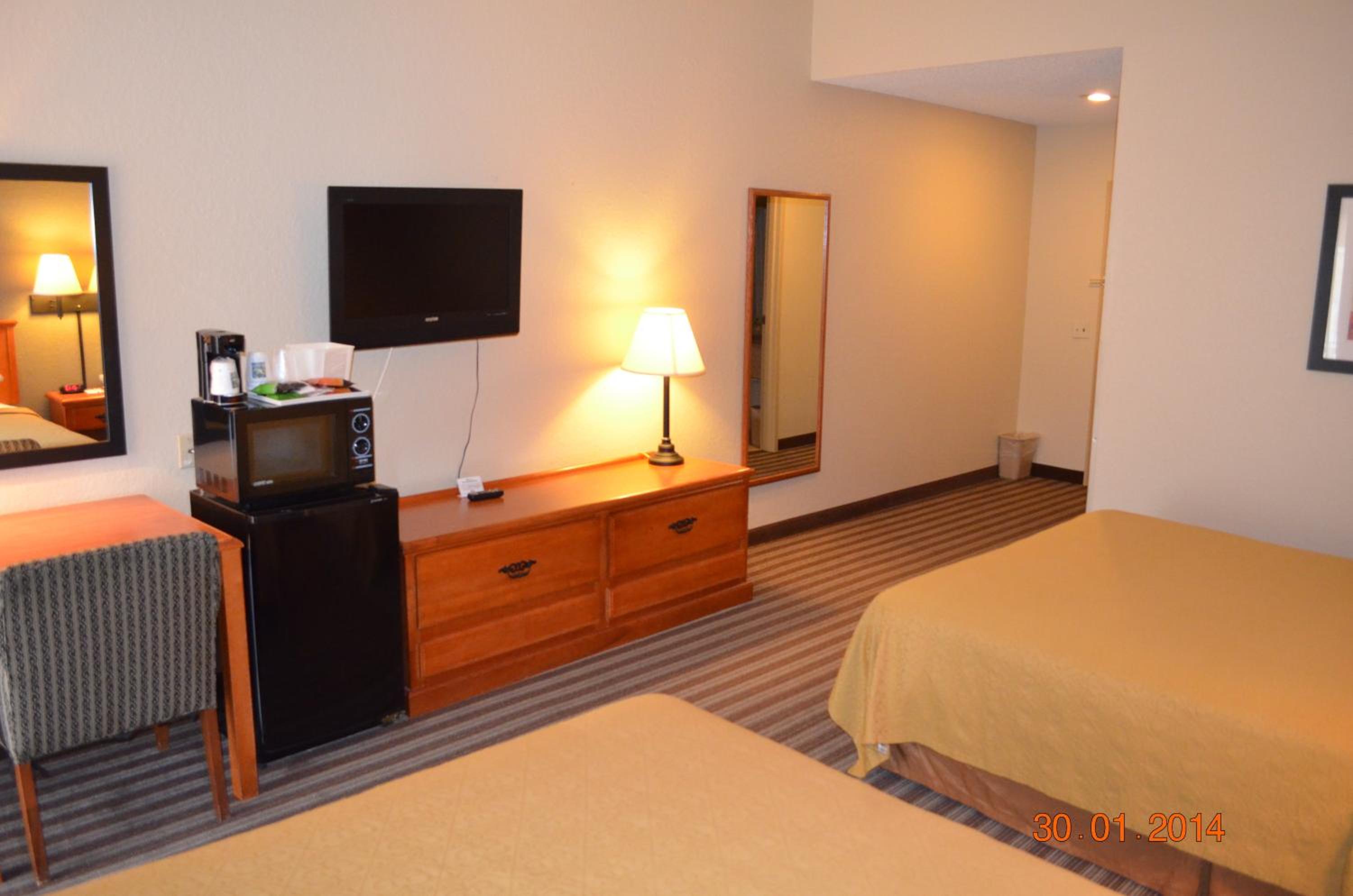 Queen Room with Two Queen Beds and Balcony - Non-Smoking - Photo 3