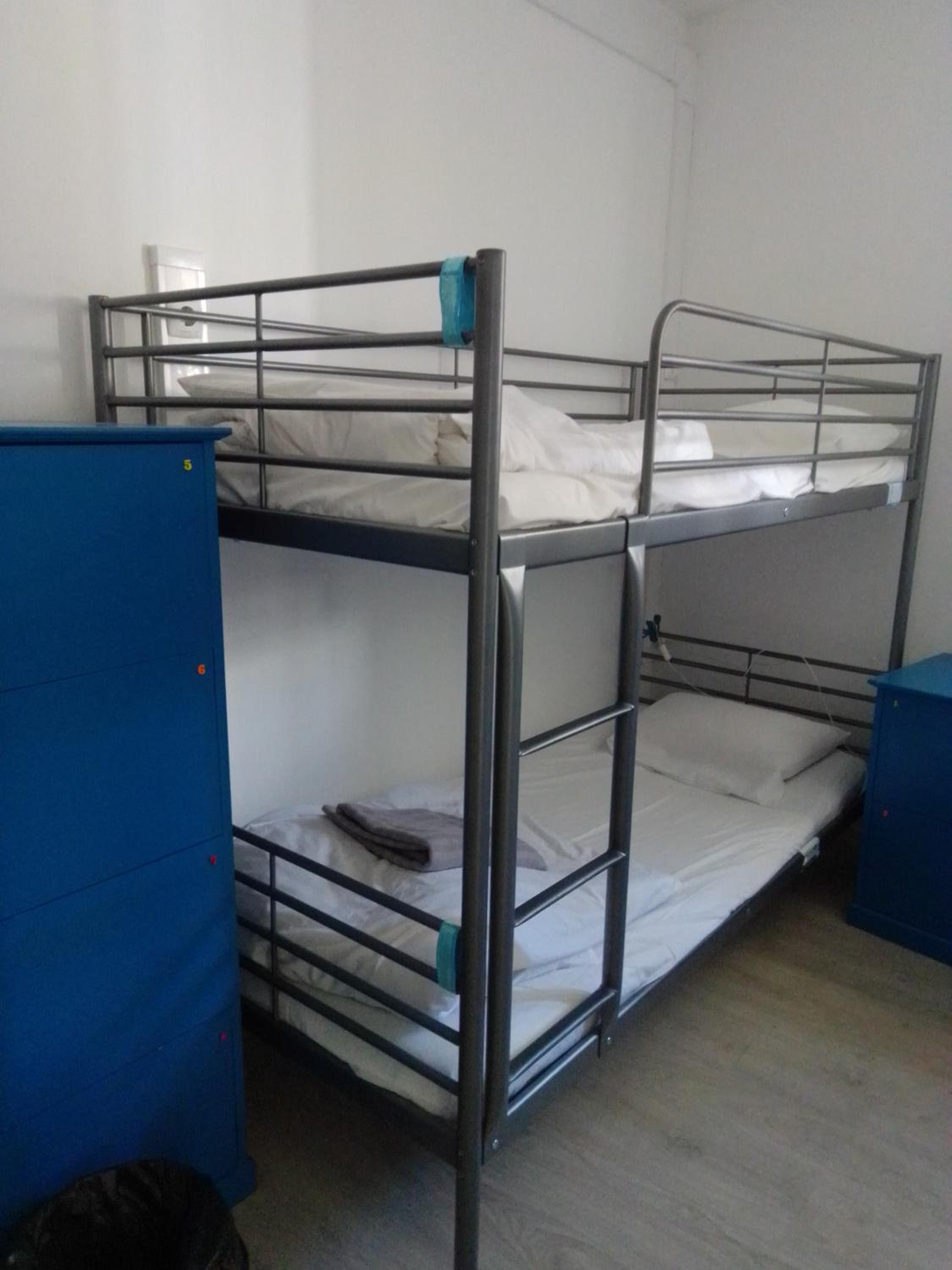 Litera en Dormitorio Compartido Mixto de 8 Camas.