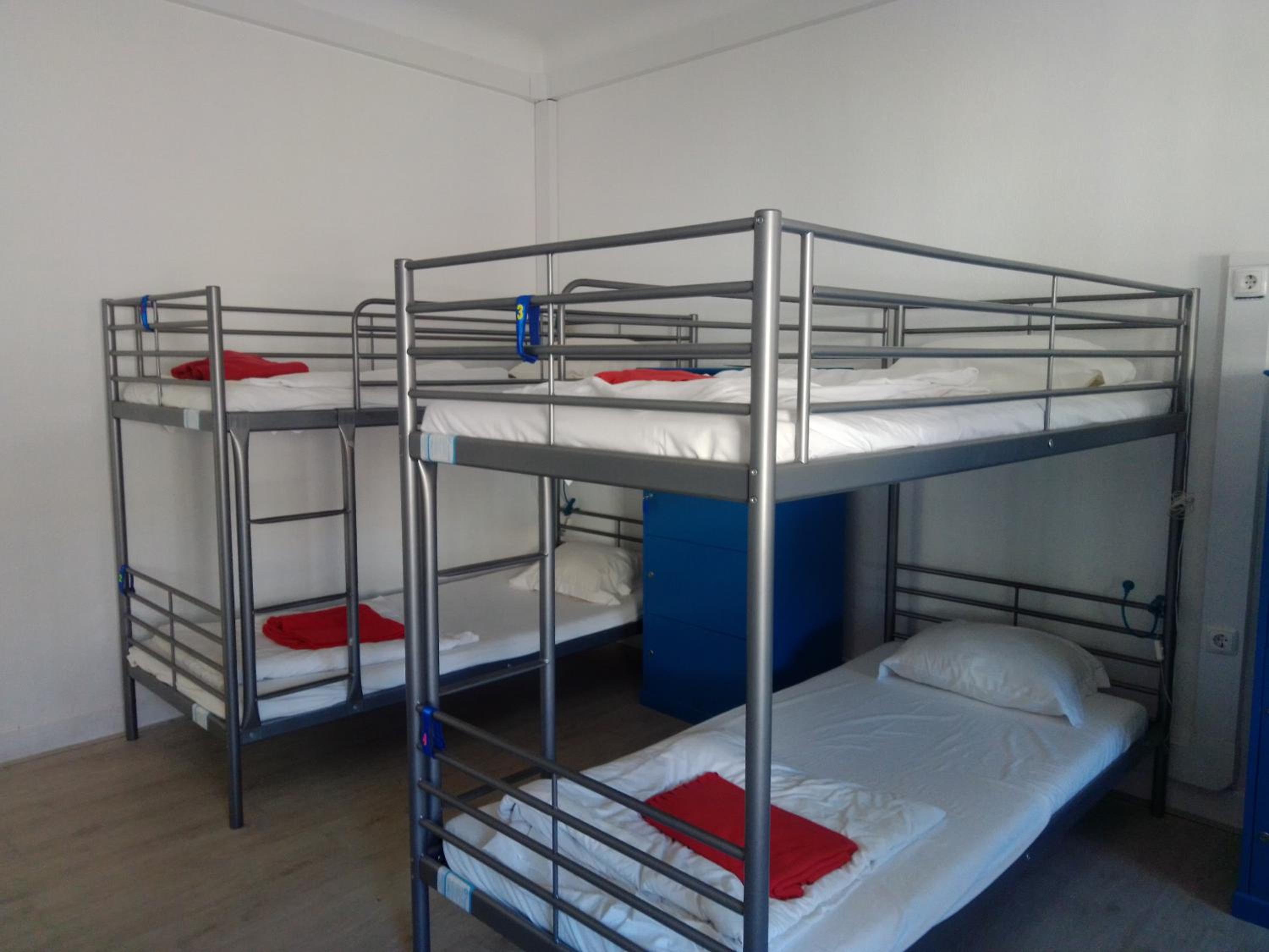 Litera en Habitación Compartida Masculina de 8 Camas