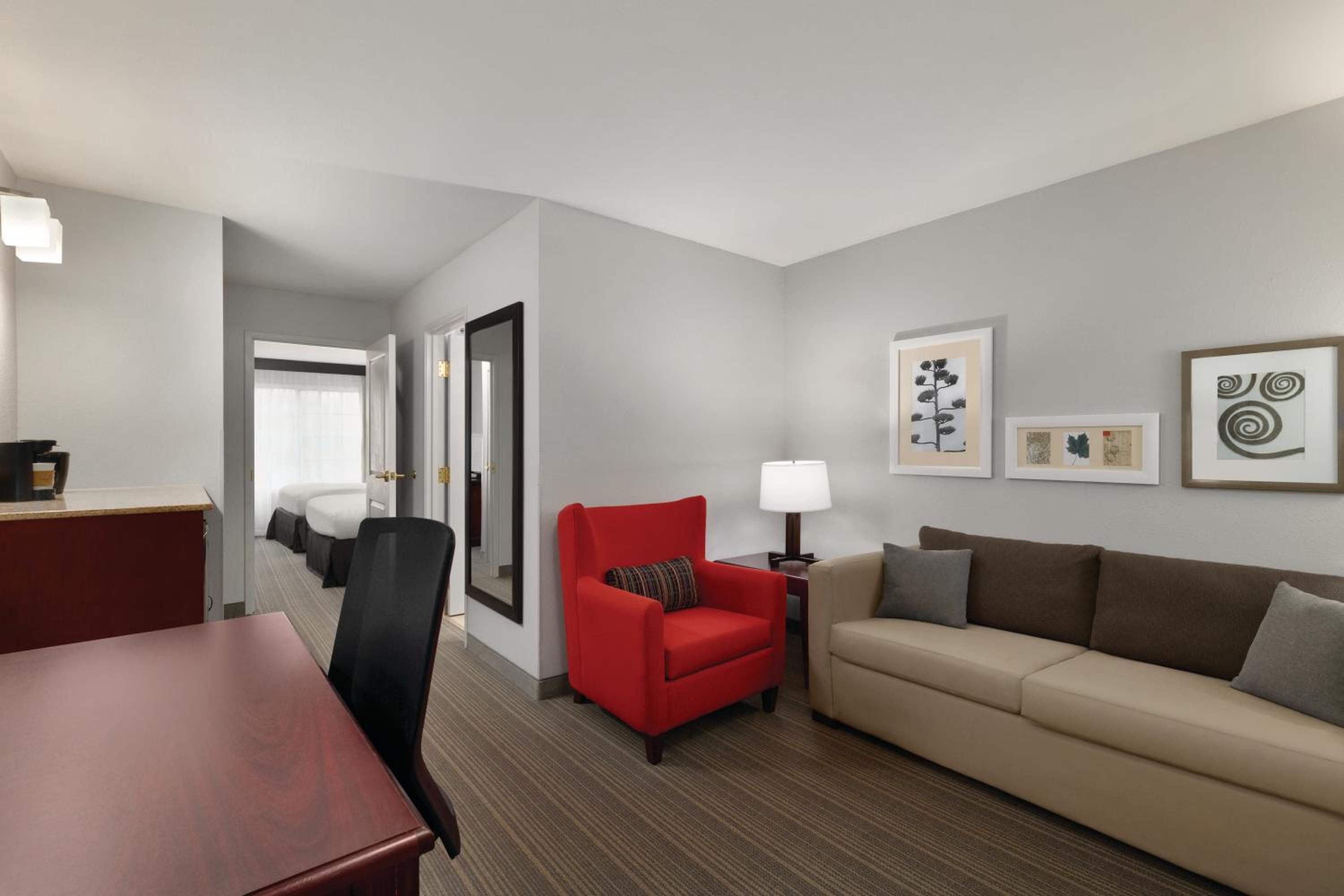 One-Bedroom Queen Suite With Two Queen Beds - Non-Smoking