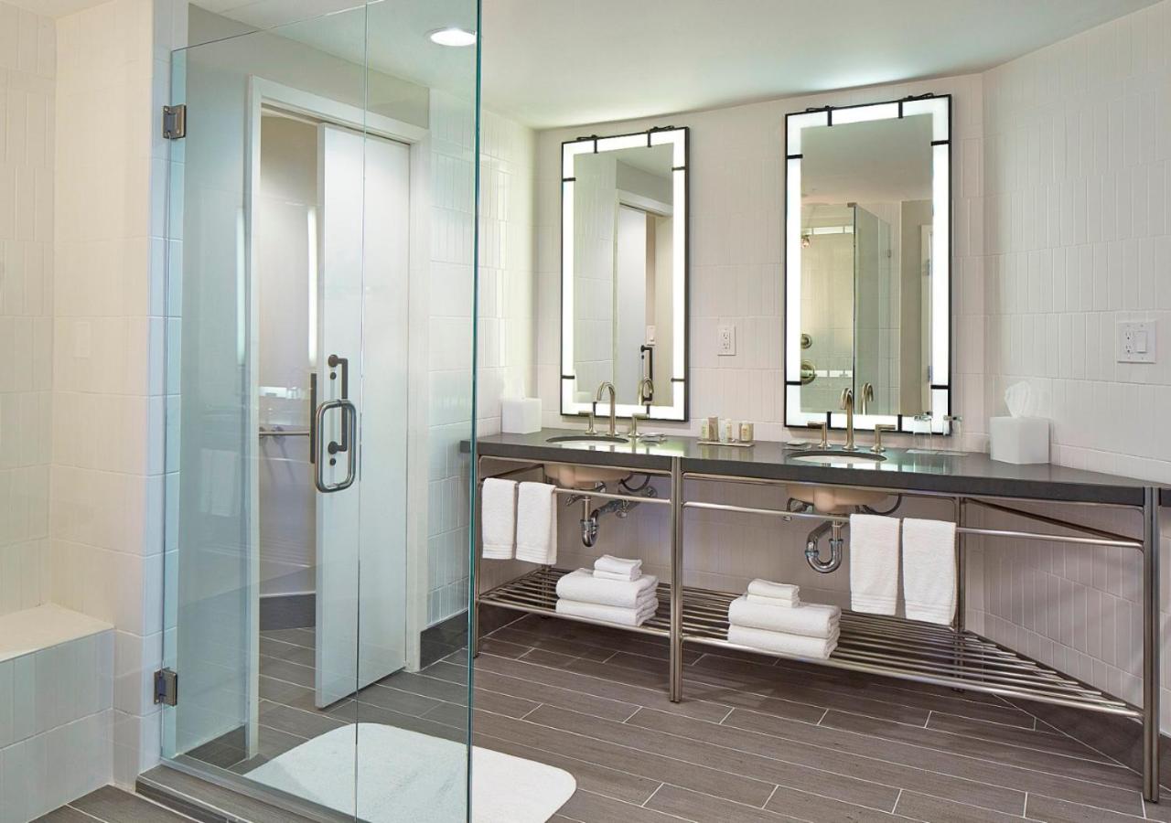 One-Bedroom King Suite with Terrace and Roll-in Shower - Mobility Accessible