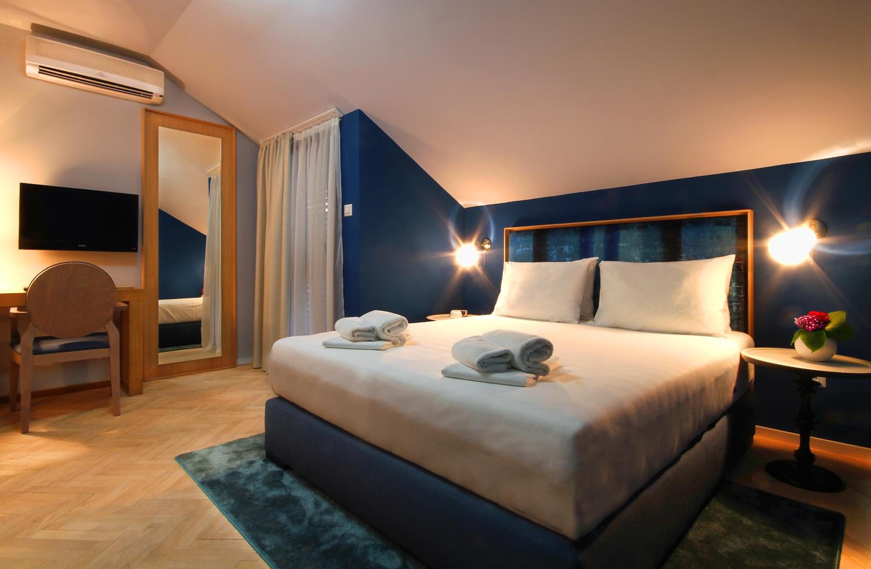 Superior Double Room with Partial Sea View