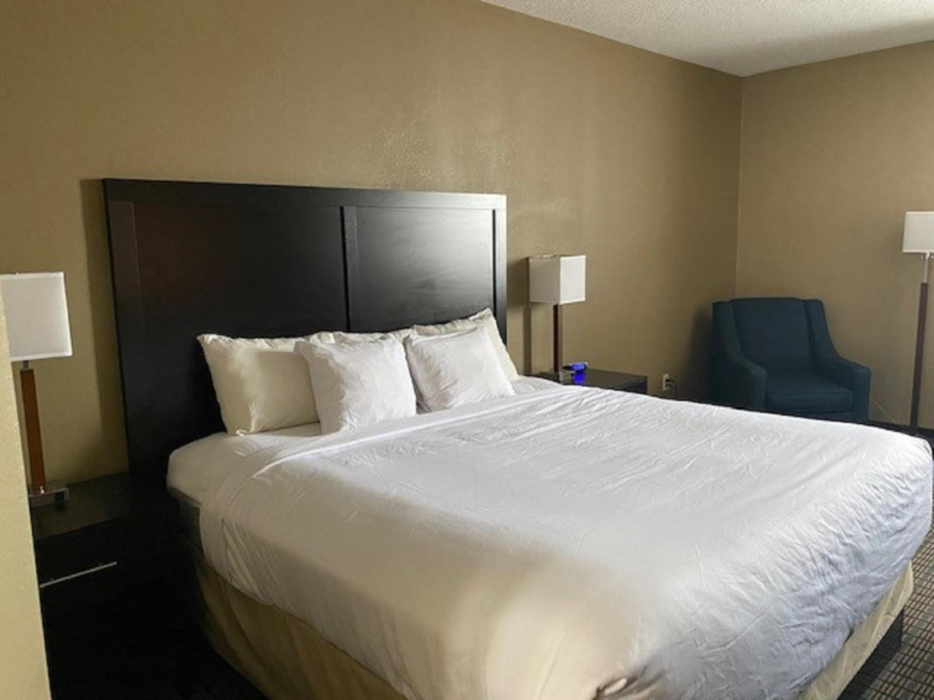 King Room with Roll-in Shower - Disability Access/Non-Smoking photo 2