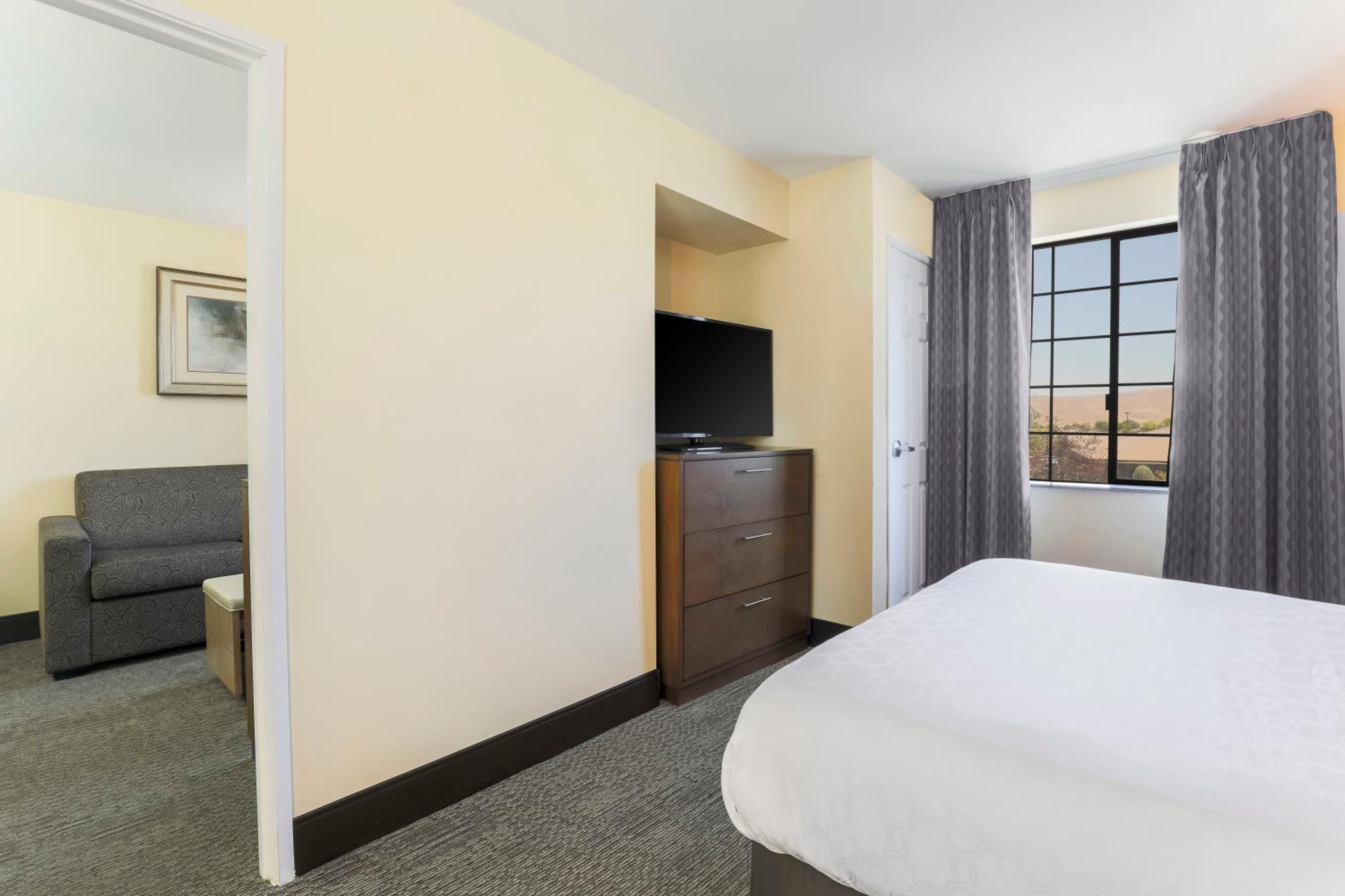One-Bedroom Queen Suite with Sofa Bed - Disability Access - Photo 5