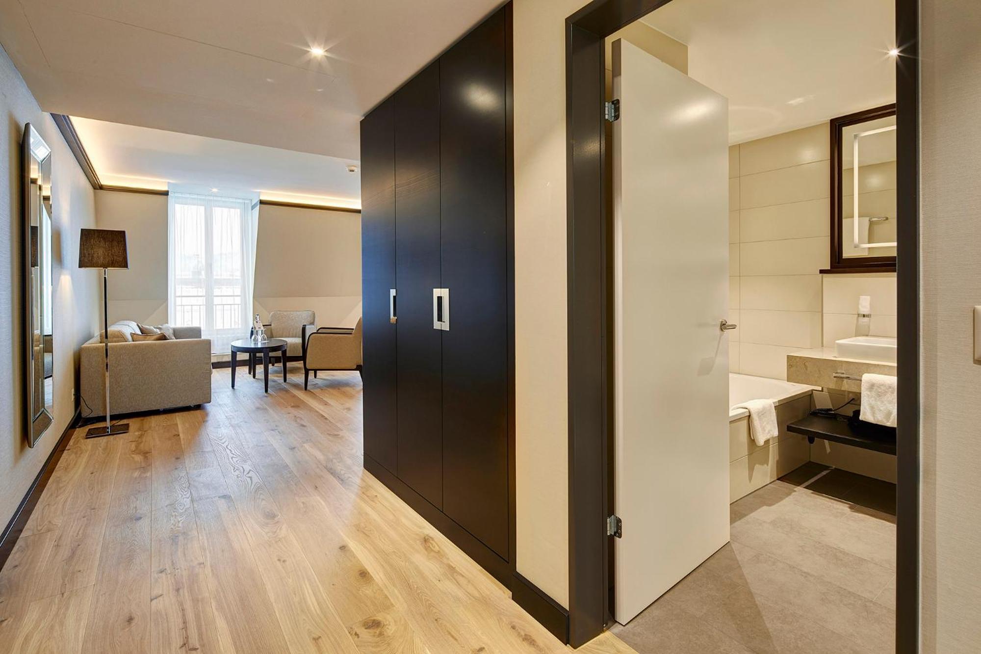 Deluxe Suite - Photo 9