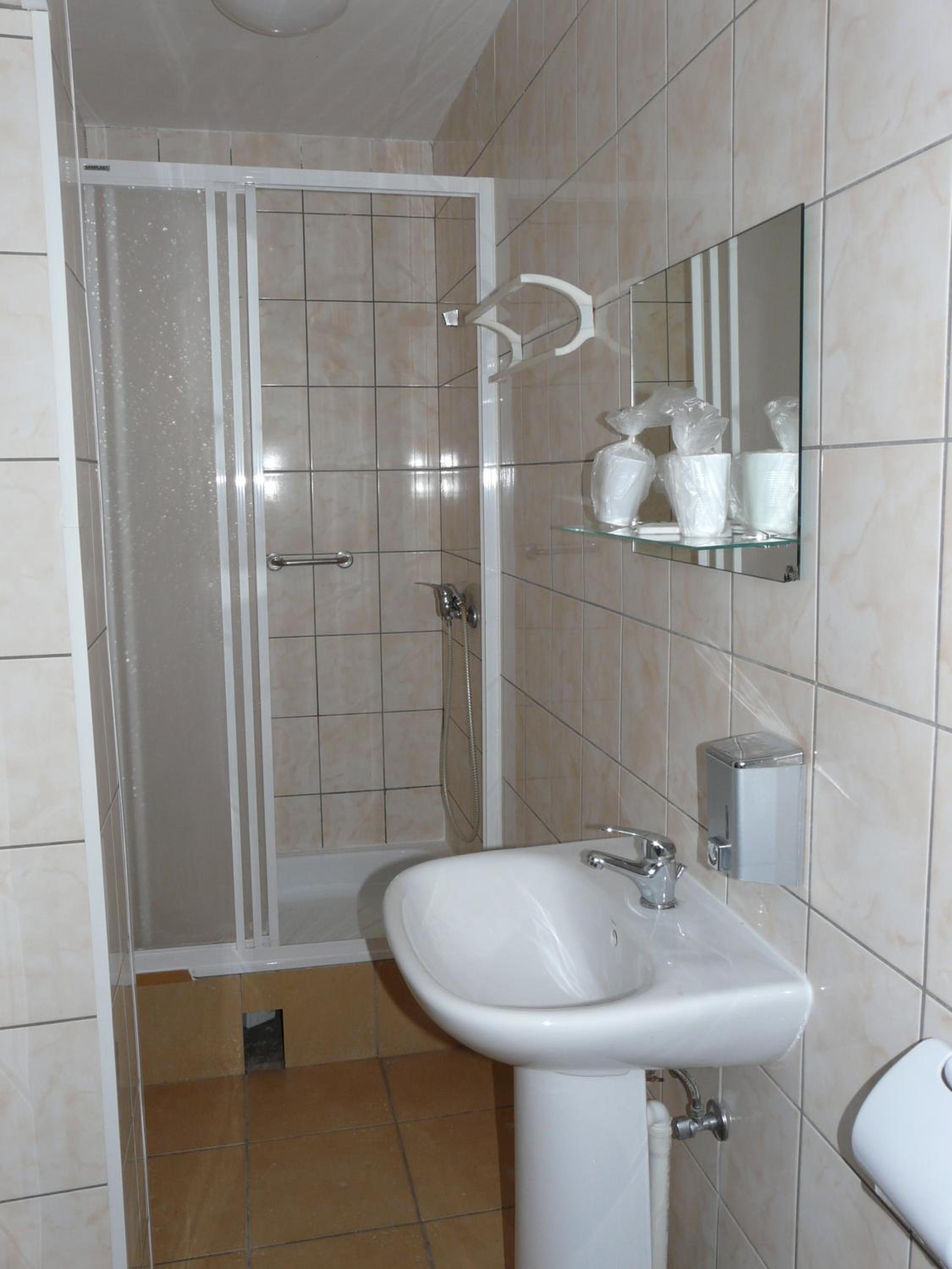 Twin Room - Photo 3