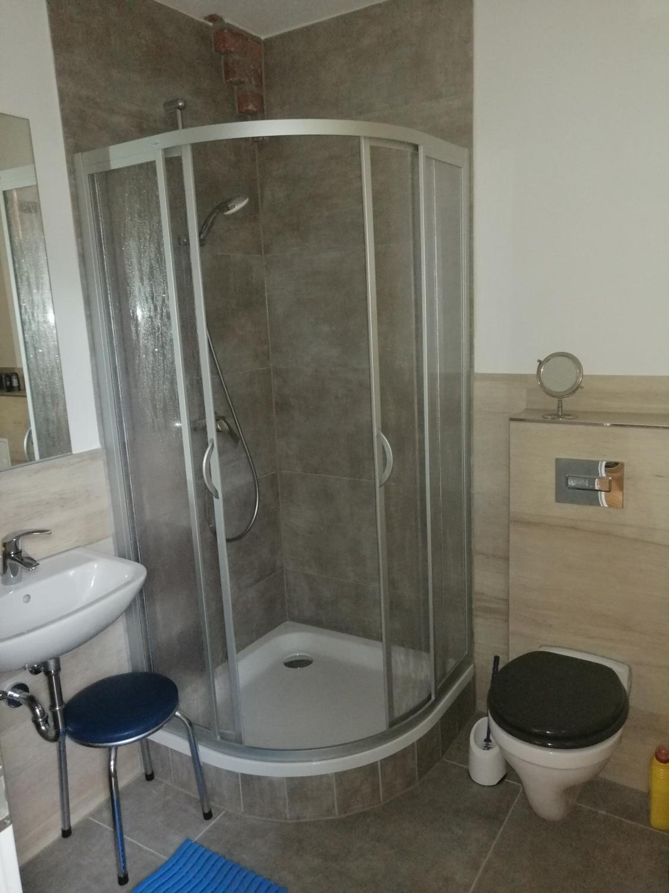 One-Bedroom Apartment - Photo 2