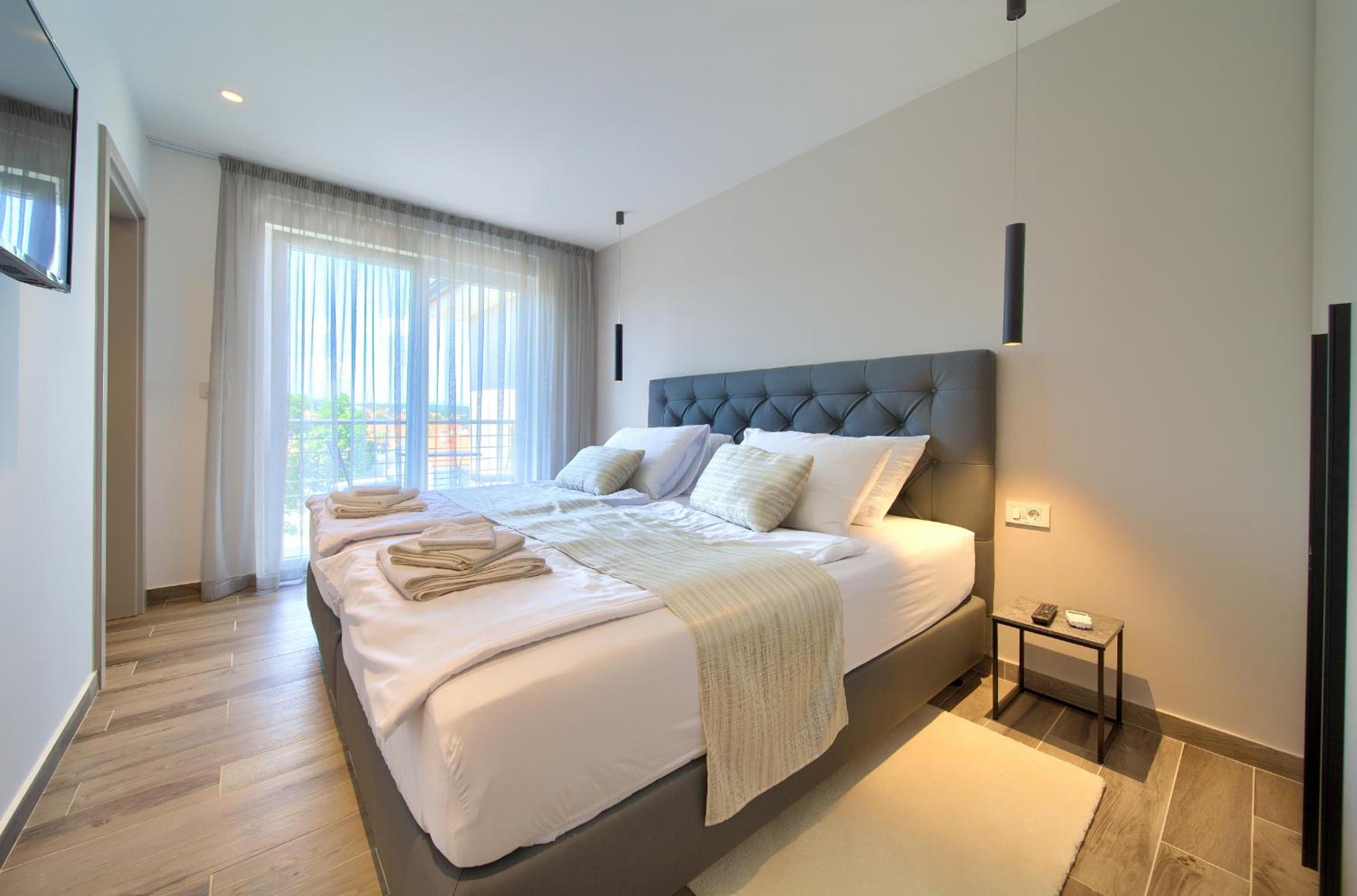 Three-Bedroom Apartment With Balcony photo 1