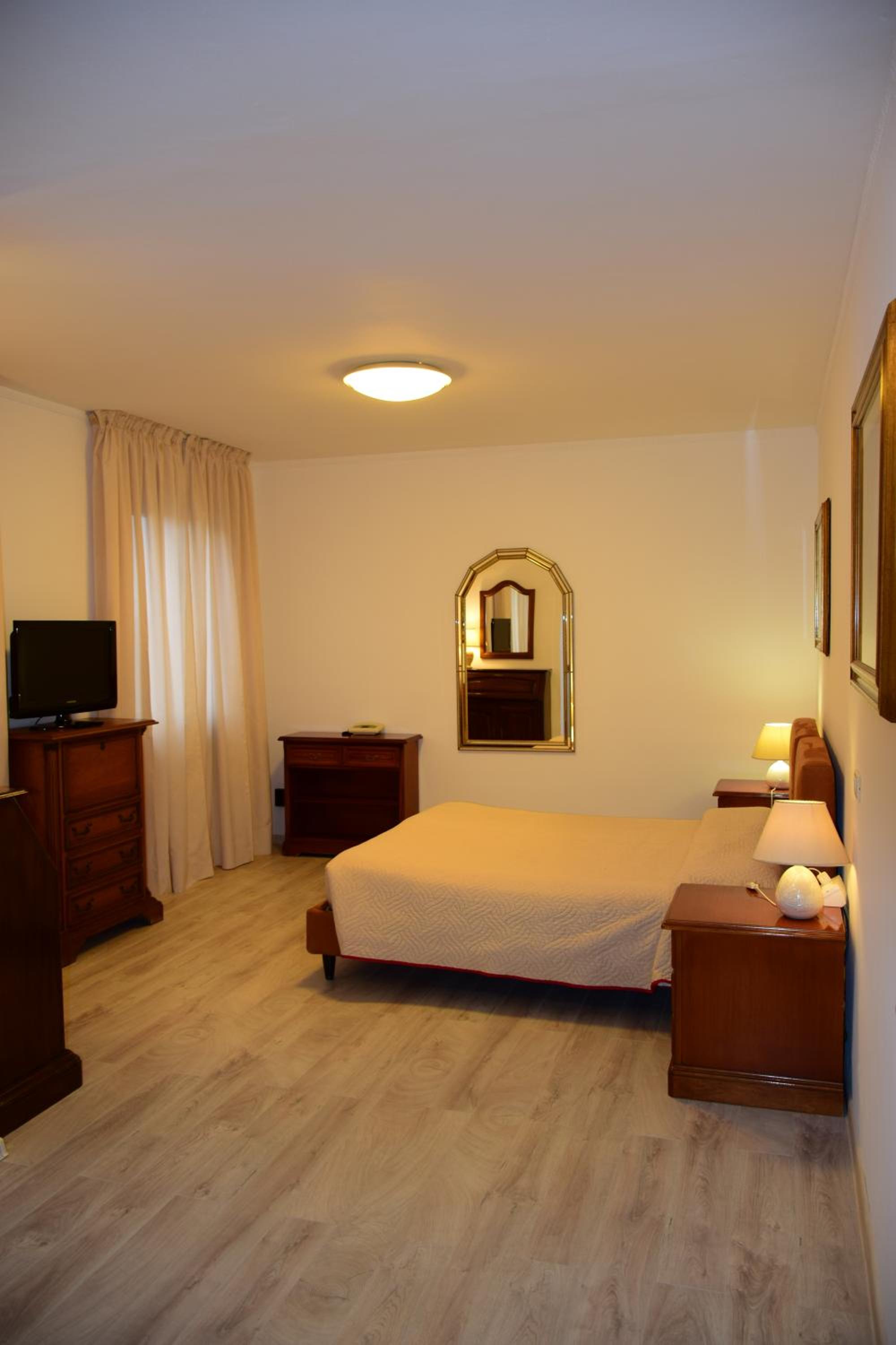 Double or Twin Room - Photo 4