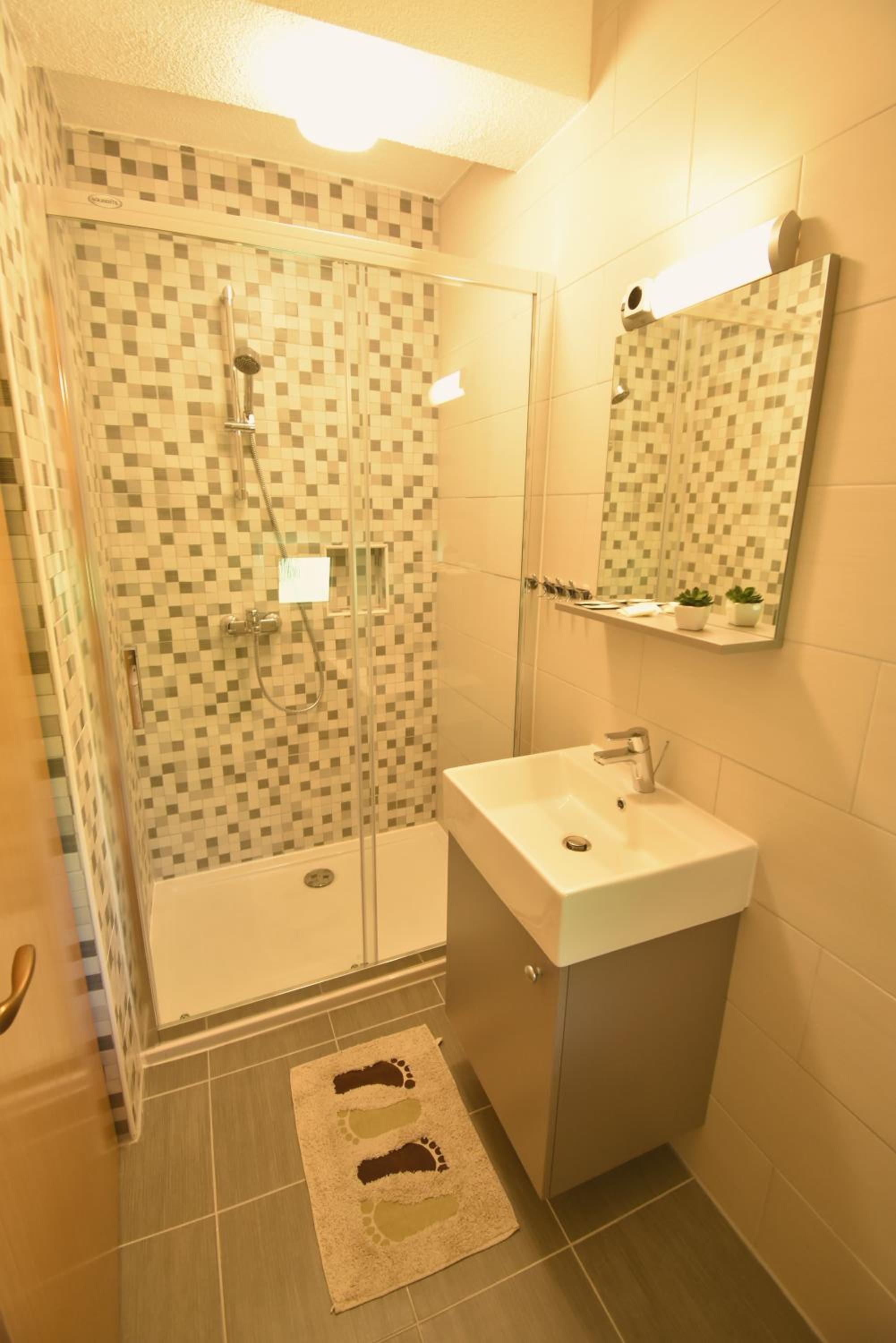 Double or Twin Room with Balcony - Photo 2
