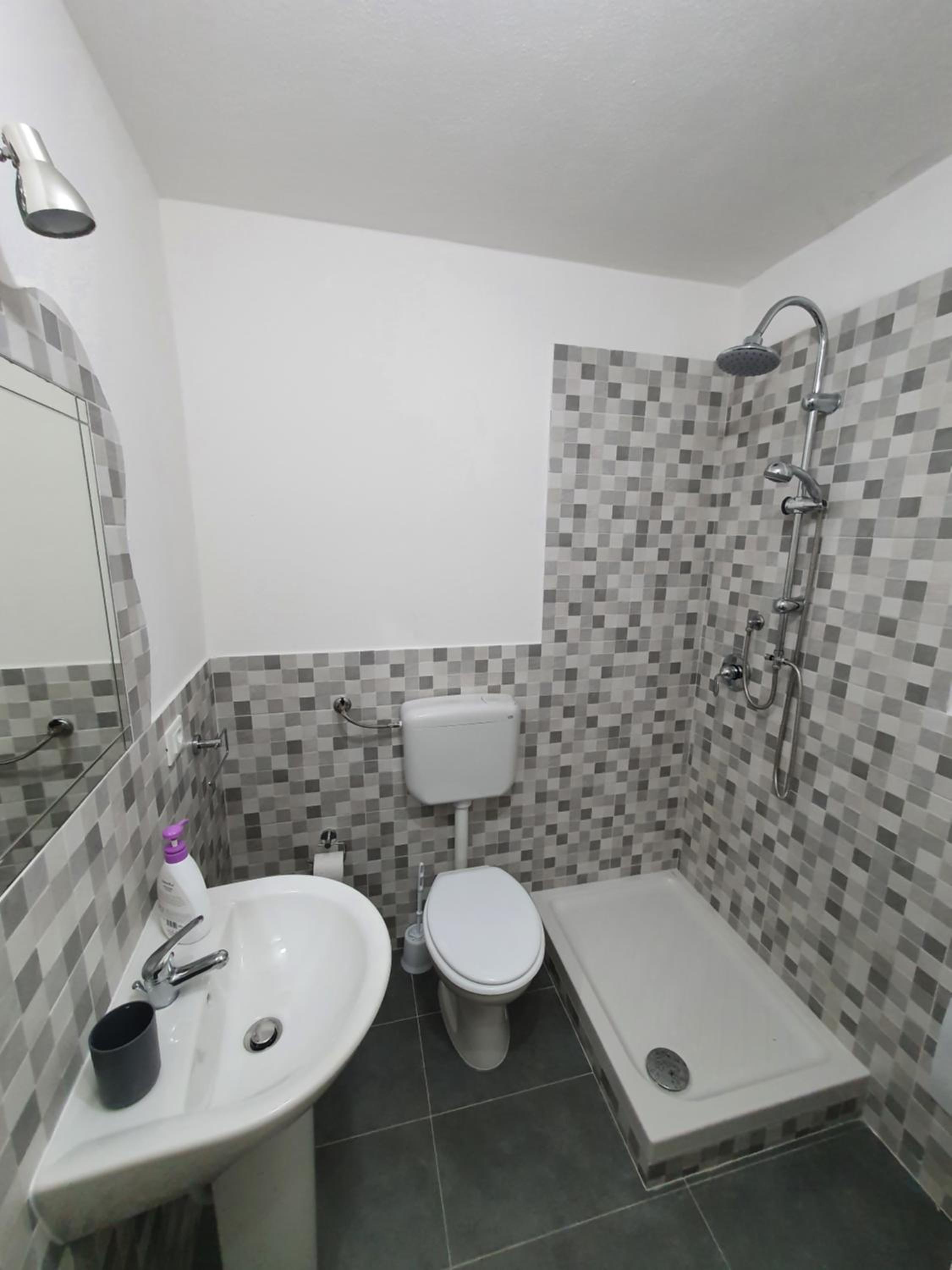 Quadruple Room with Private Bathroom - Photo 5