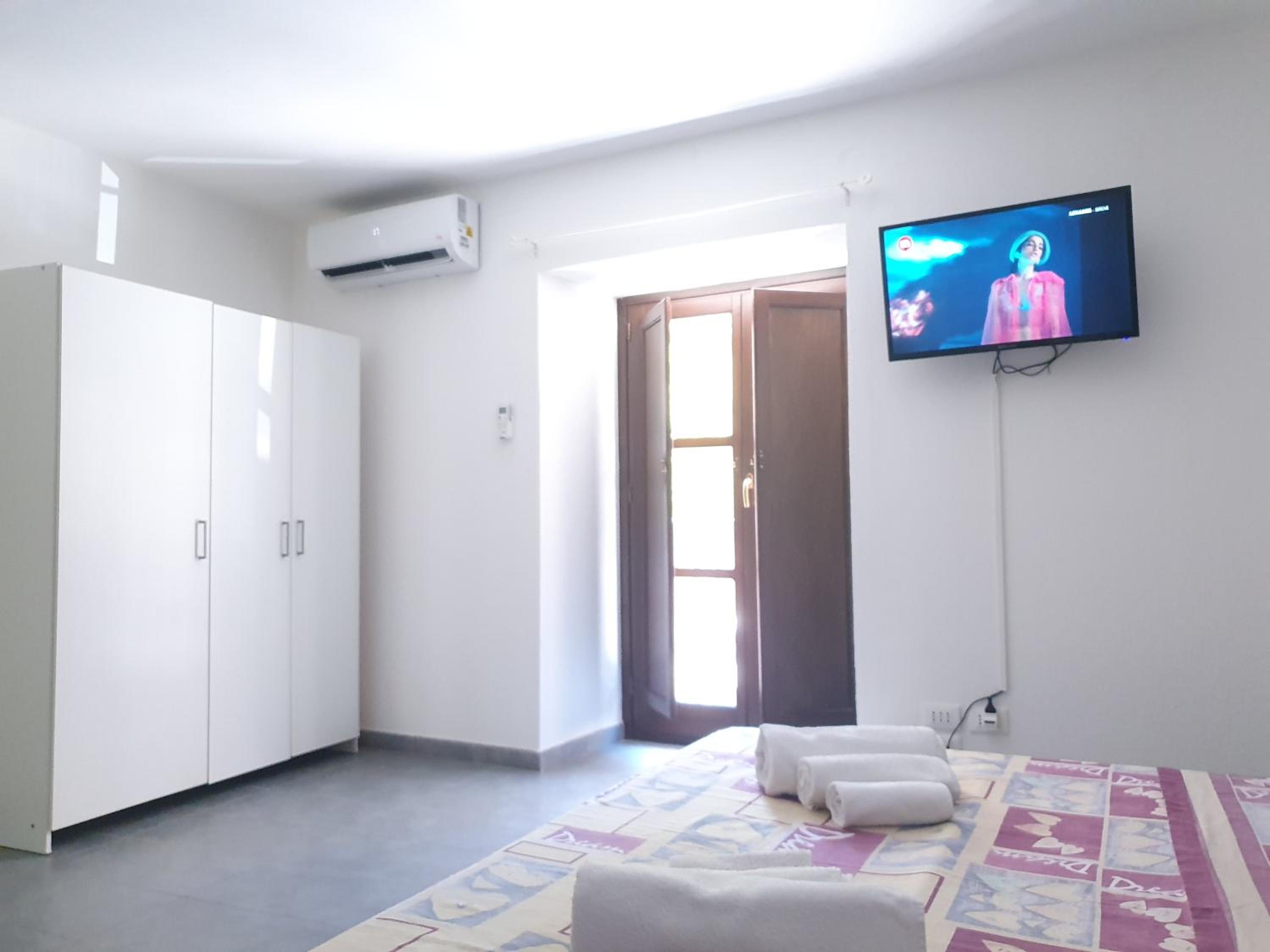 Quadruple Room with Balcony - Photo 8