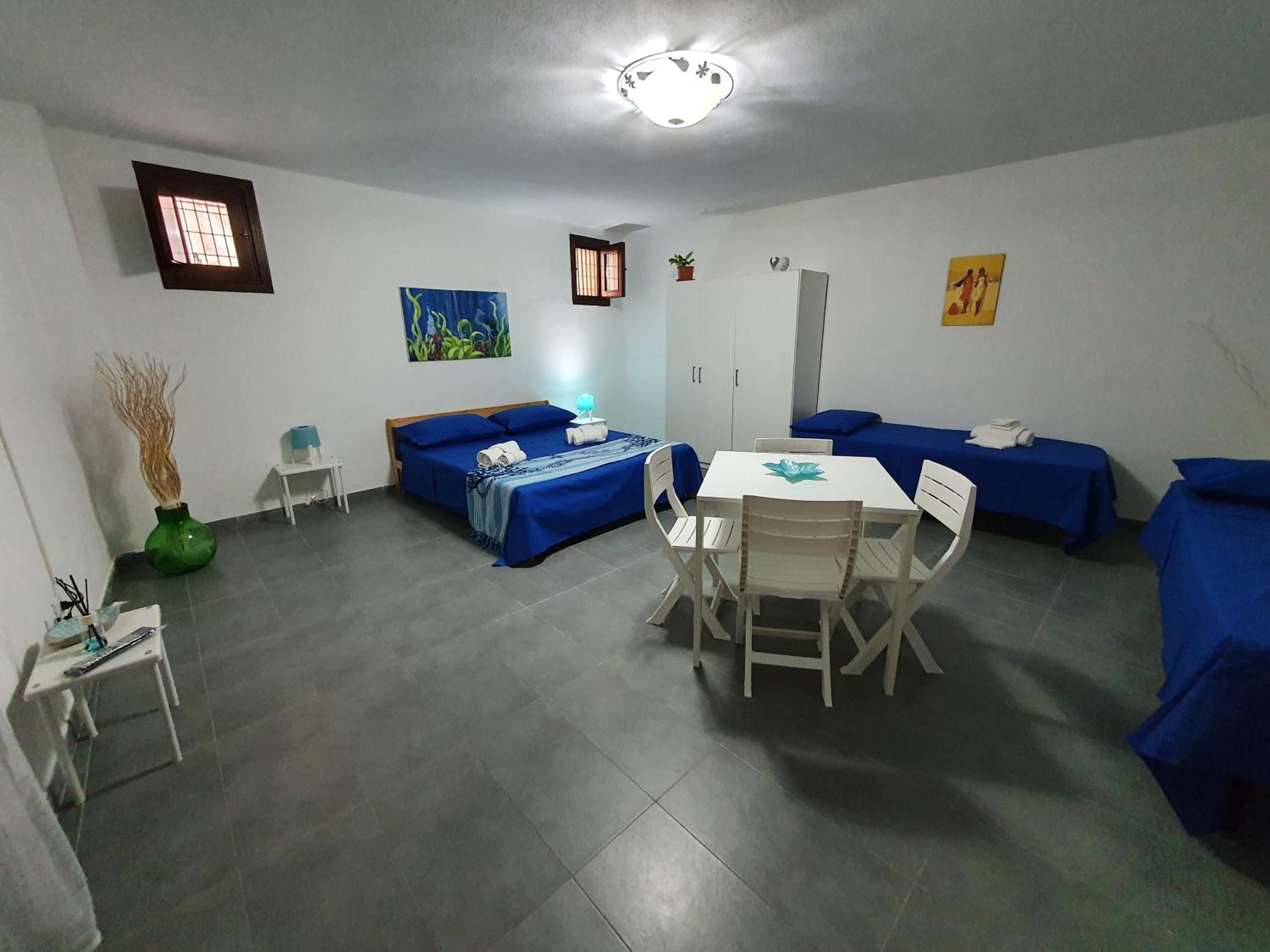 Quadruple Room with Private Bathroom - Photo 8
