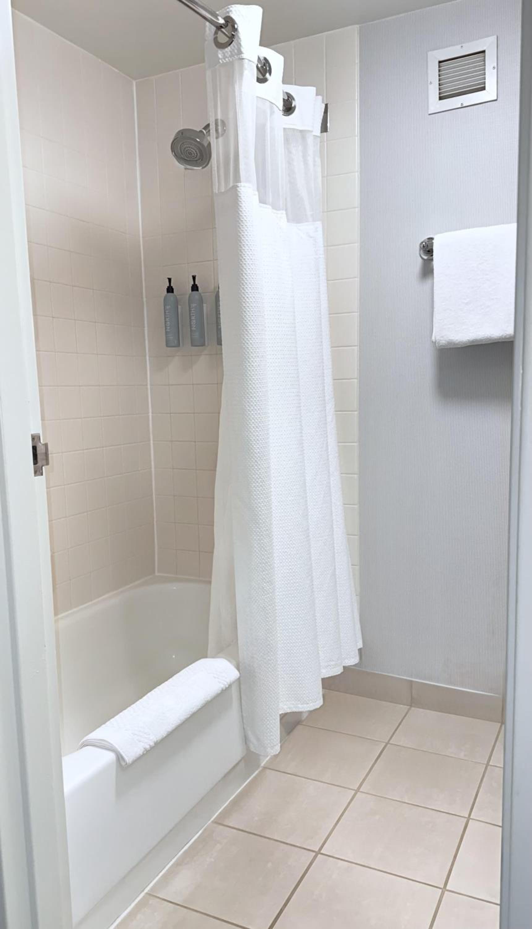 Double Room with Two Double Beds and Bathtub - Mobility Accessible