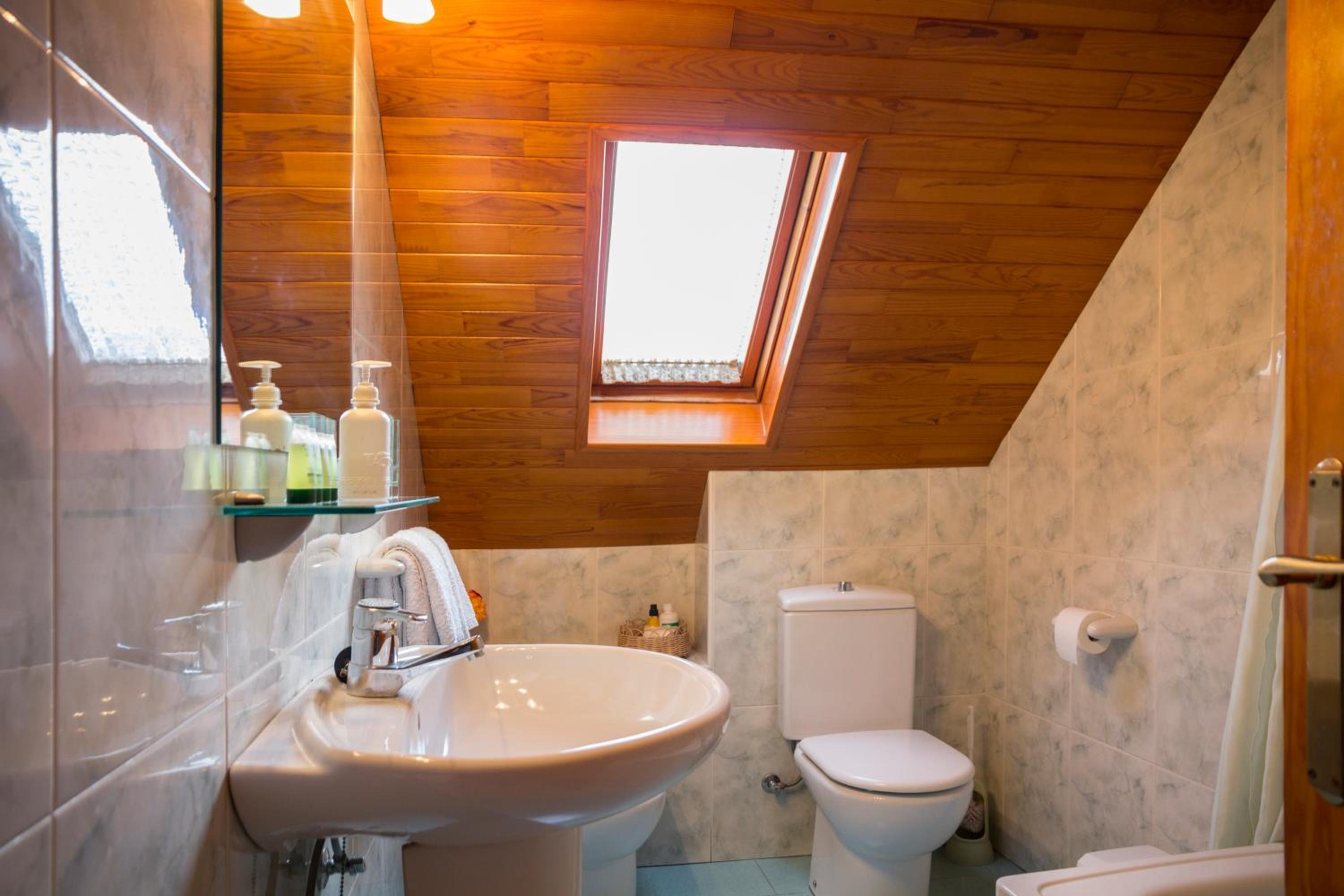 Quadruple Room with Private Bathroom photo 2
