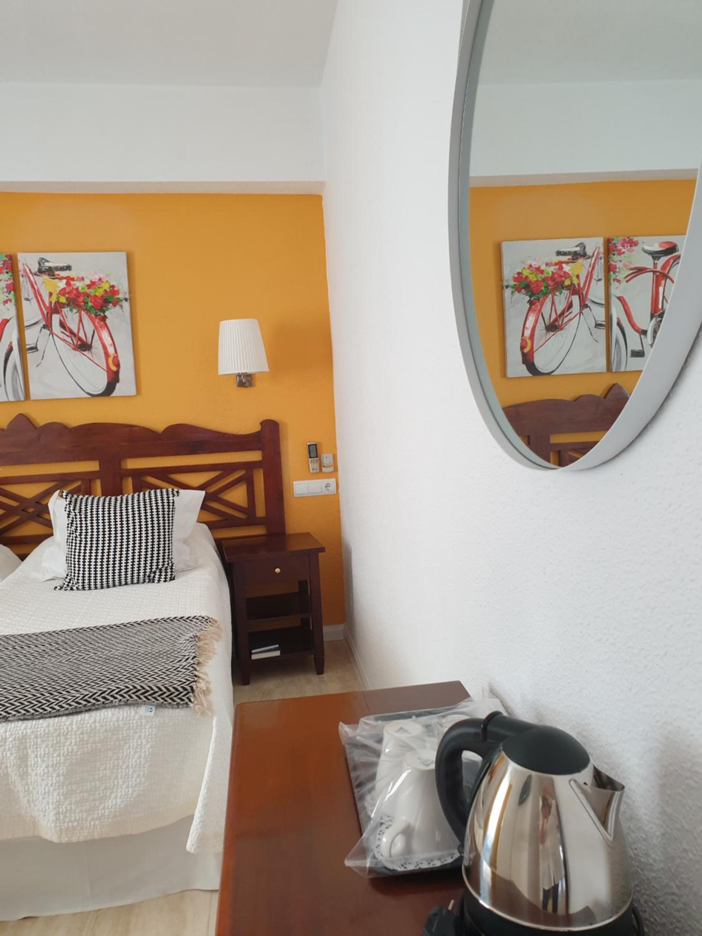 Double or Twin Room - Photo 5